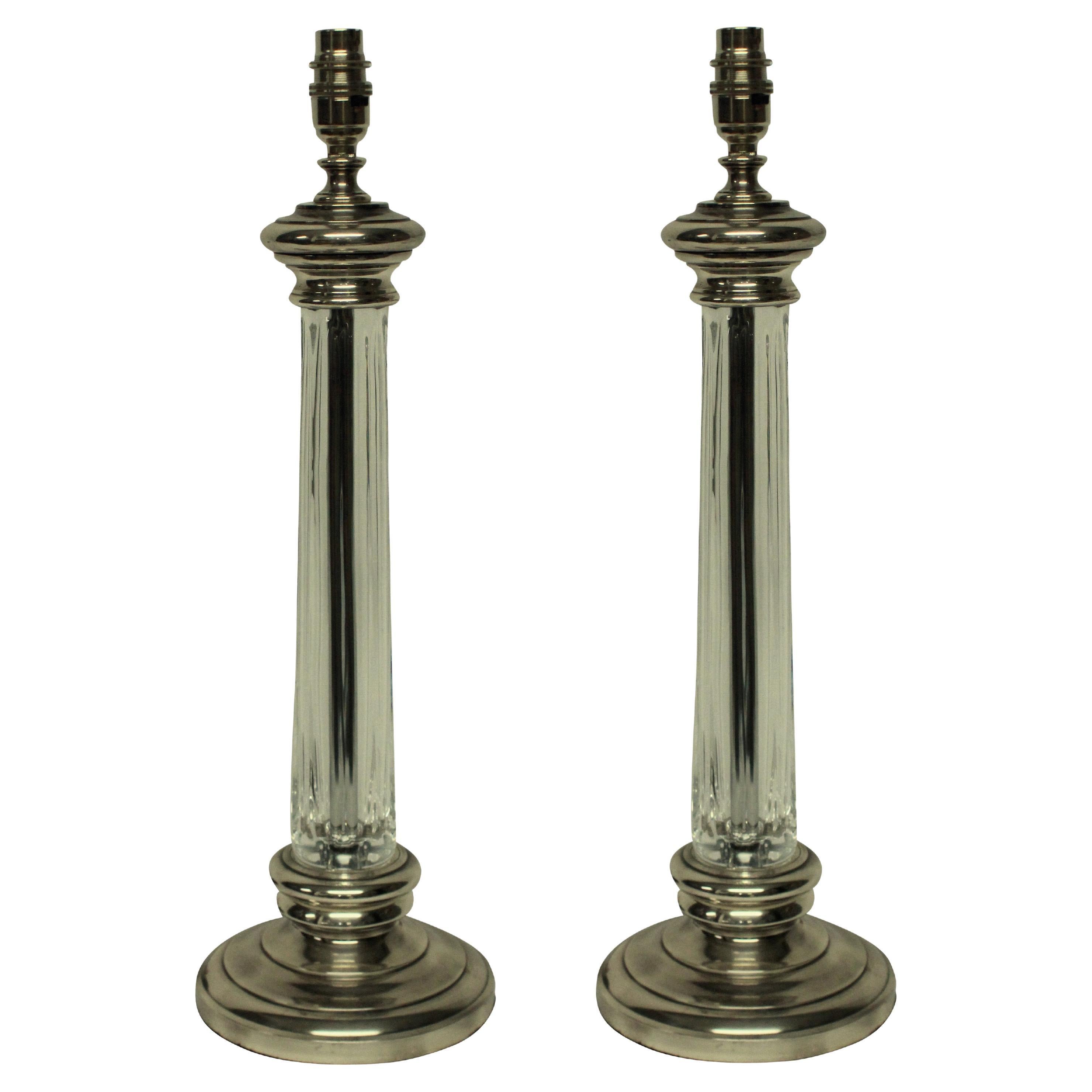 Paar englische Säulenlampen aus Silber und geschliffenem Glas im Angebot