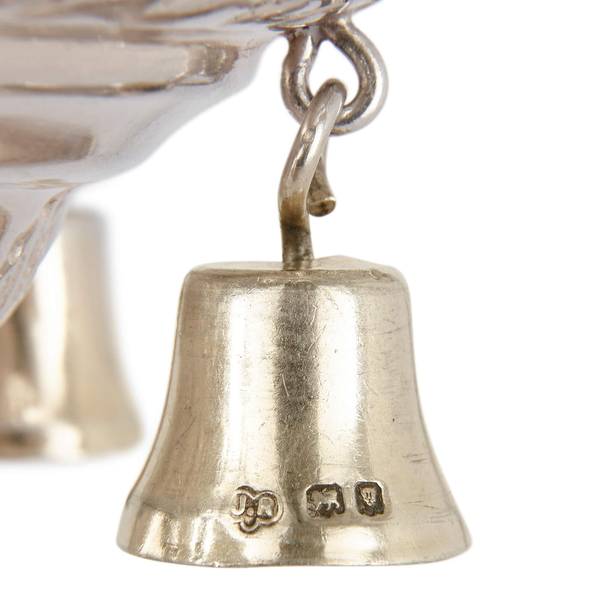 Paar englische Rimonim aus Silber und Silbervergoldung  (20. Jahrhundert) im Angebot