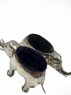 Coppia di cuscini a spillo inglesi d'argento a forma di elefante con top in velluto, inizio XX secolo