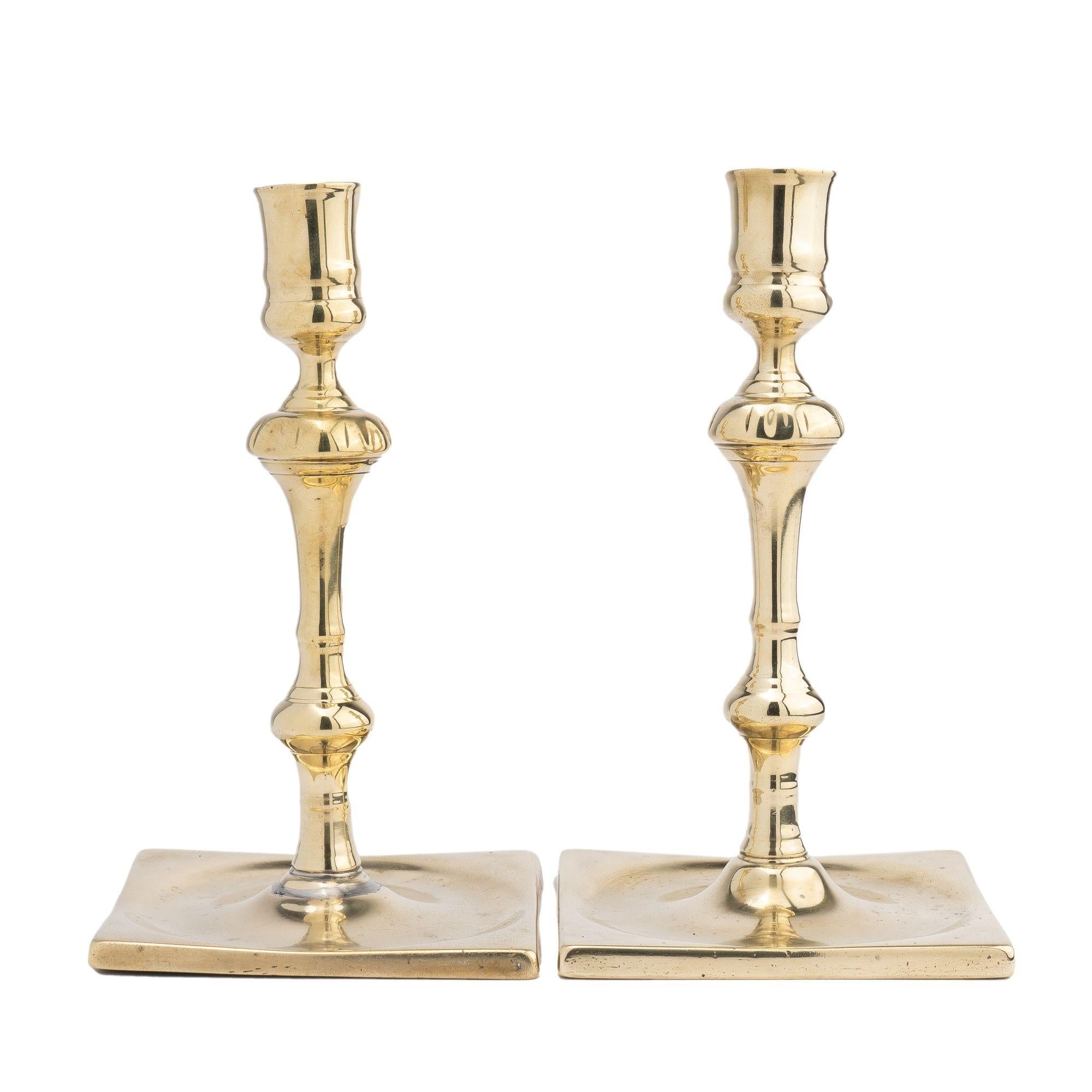 Pair of English silver form cast brass candlesticks, 1680-1720 In Good Condition For Sale In Kenilworth, IL