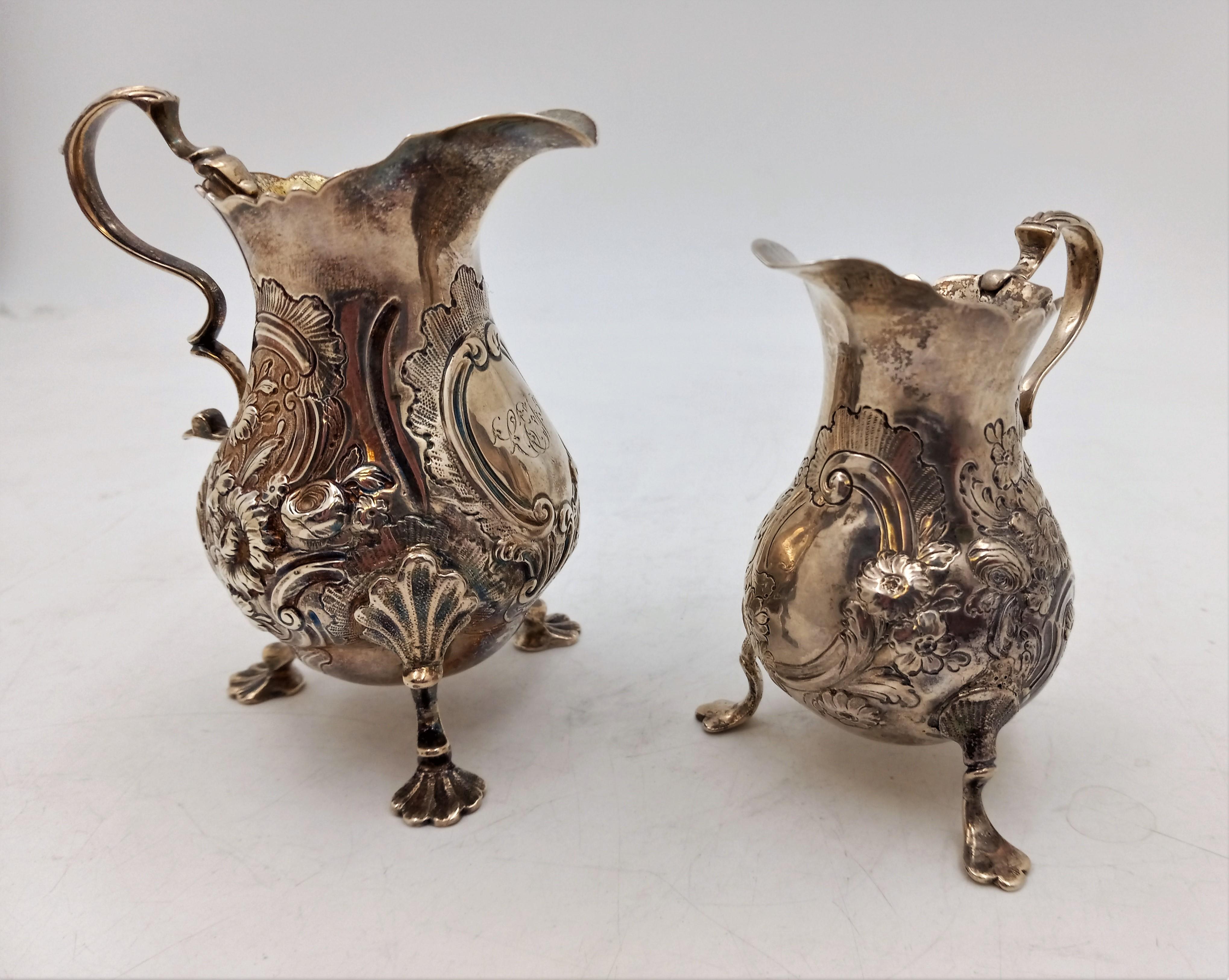 Pair of English Silver Georgian Cream Pitchers on Shell Legs with Floral Pattern In Good Condition For Sale In New York, NY