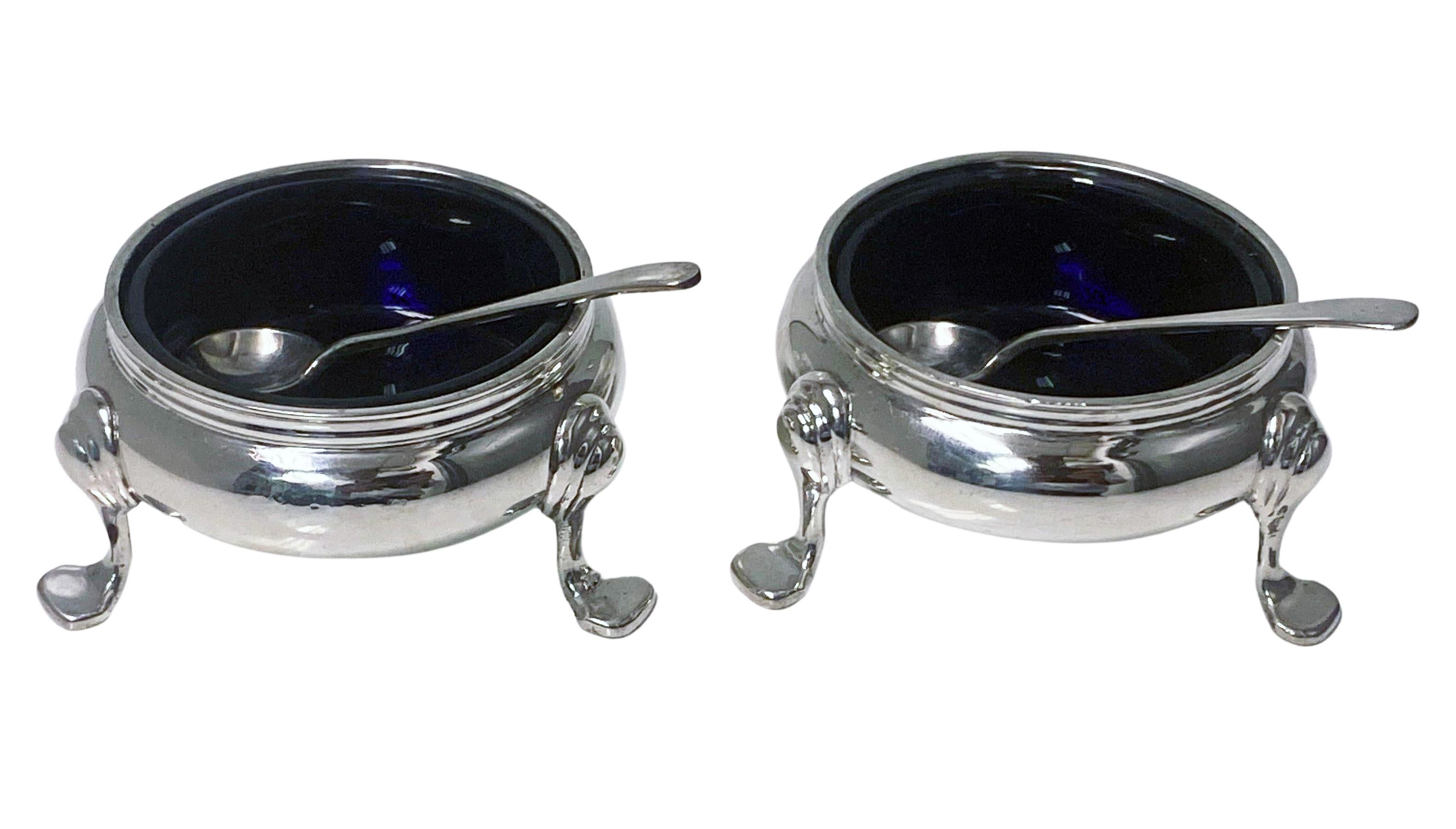 Pair of English Silver Georgian Style Open Salts and Spoons Cobalt Blue Liners In Good Condition In Toronto, Ontario