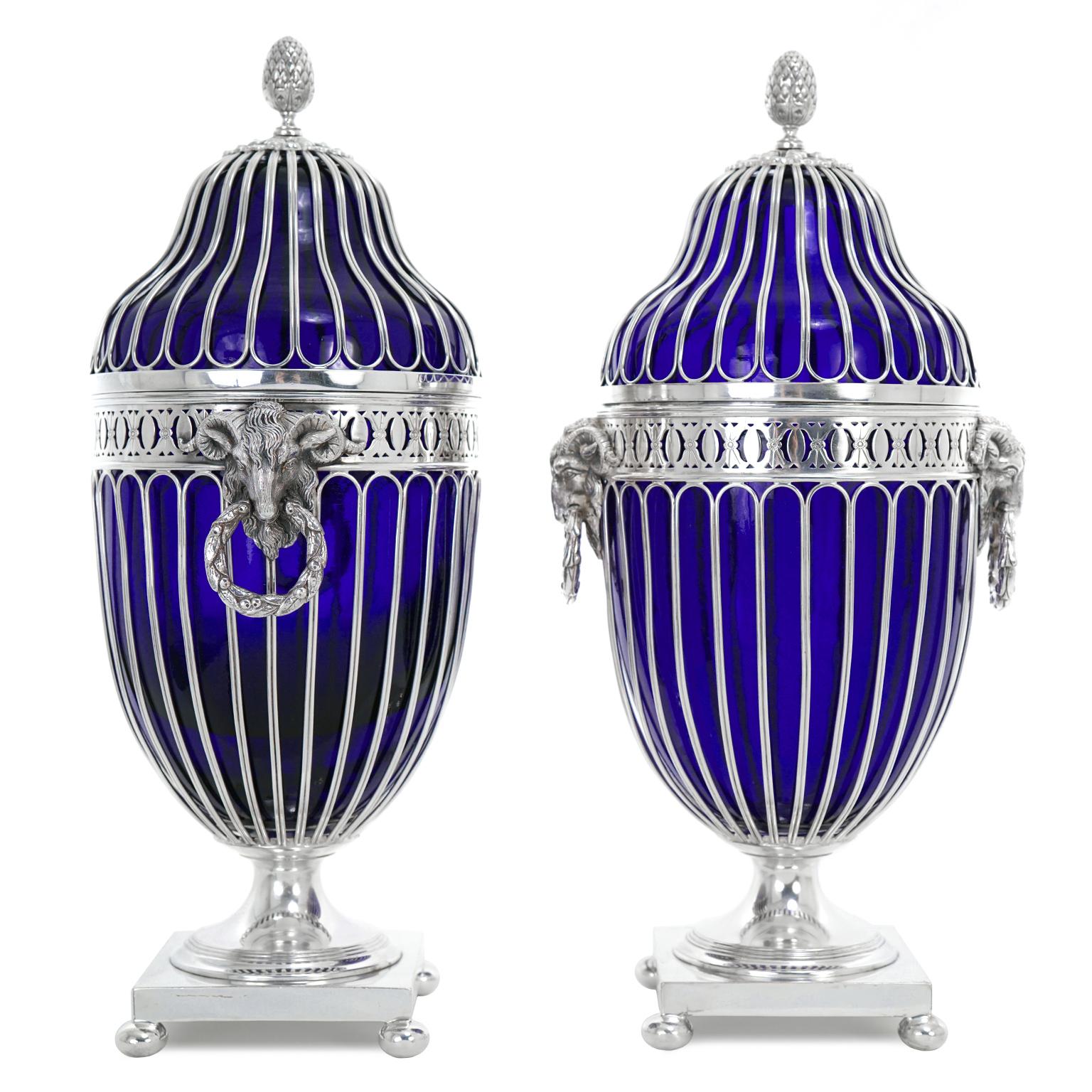 Paar englische versilberte Kastanienholz-Urnen, ca. 1920er Jahre (Versilberung) im Angebot