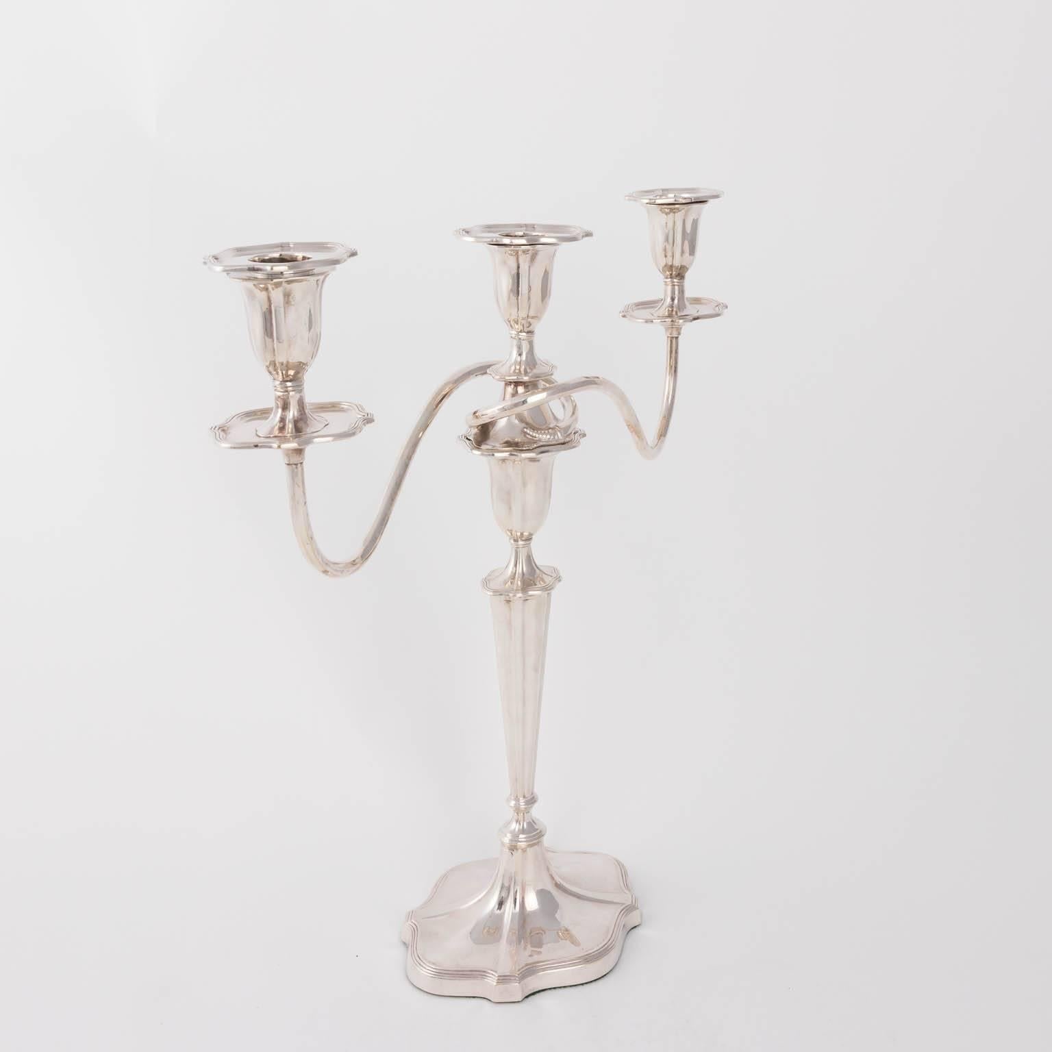 Pair of English Silver Plated Candelabra in the Manner of Matthew B. Sheffield In Good Condition In Stamford, CT