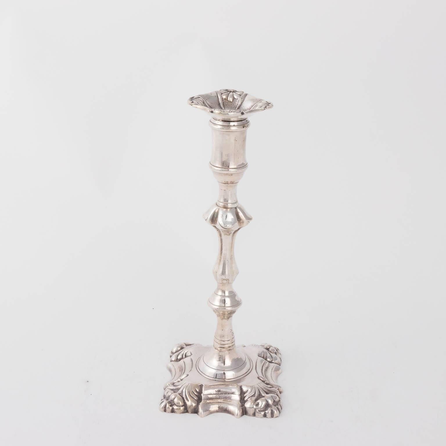 Pair of English Silver Plated Candlesticks In Good Condition In Stamford, CT