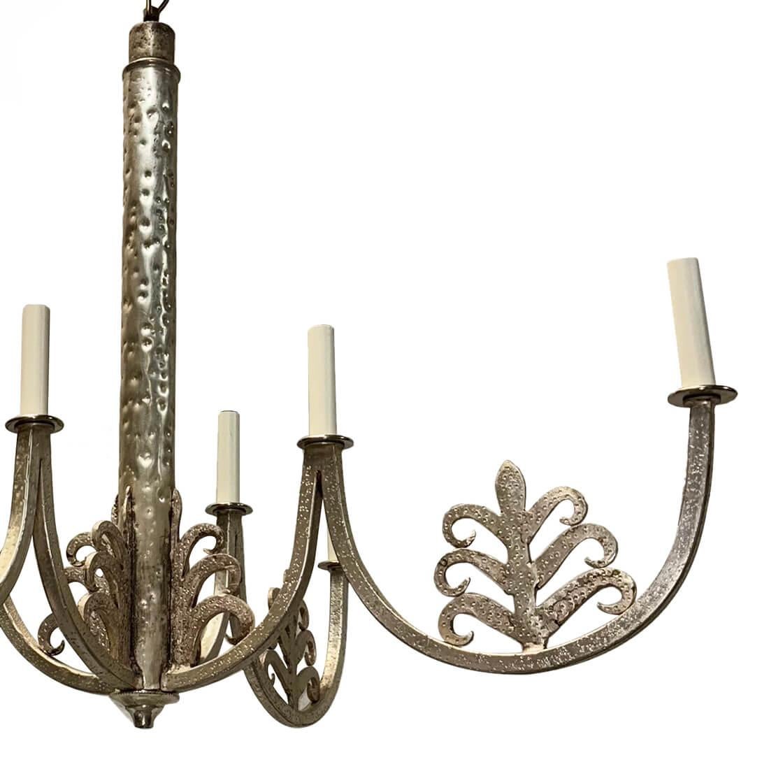 Coppia di lampadari in metallo martellato degli anni '30 con finitura argentata. 8 luci ciascuno. Venduto singolarmente.

Misure:
Altezza: 28