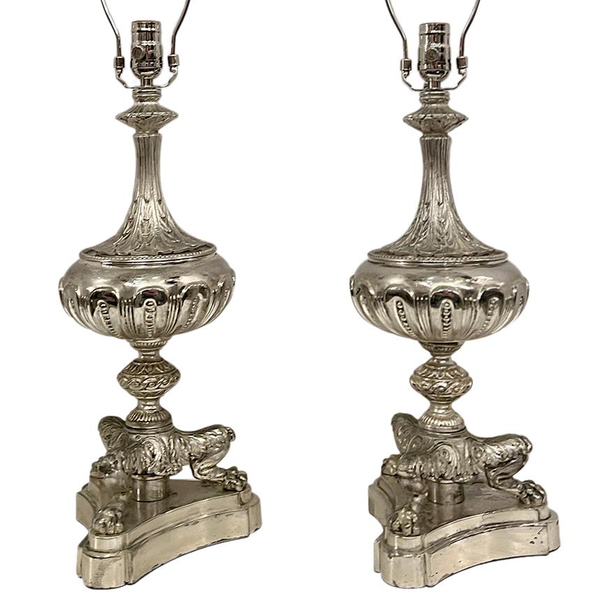Coppia di lampade da tavolo inglesi in stile neoclassico degli anni '50 circa, placcate in argento.

Misure:
Altezza del corpo: 21,5
Altezza del paralume: 26.5