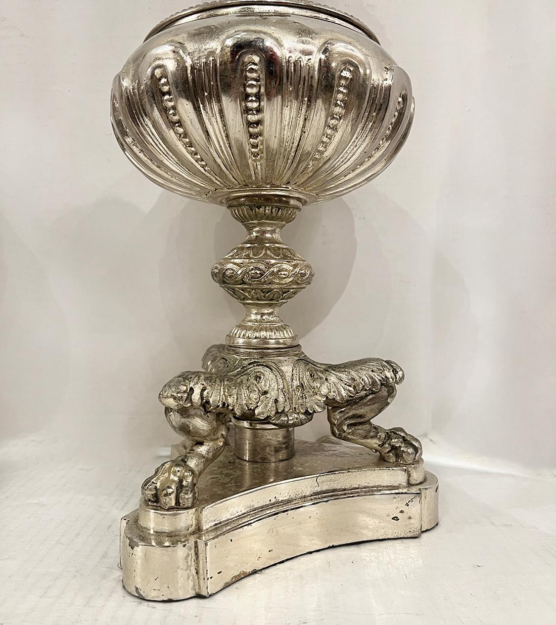 Metà XX secolo Coppia di lampade inglesi placcate in argento in vendita