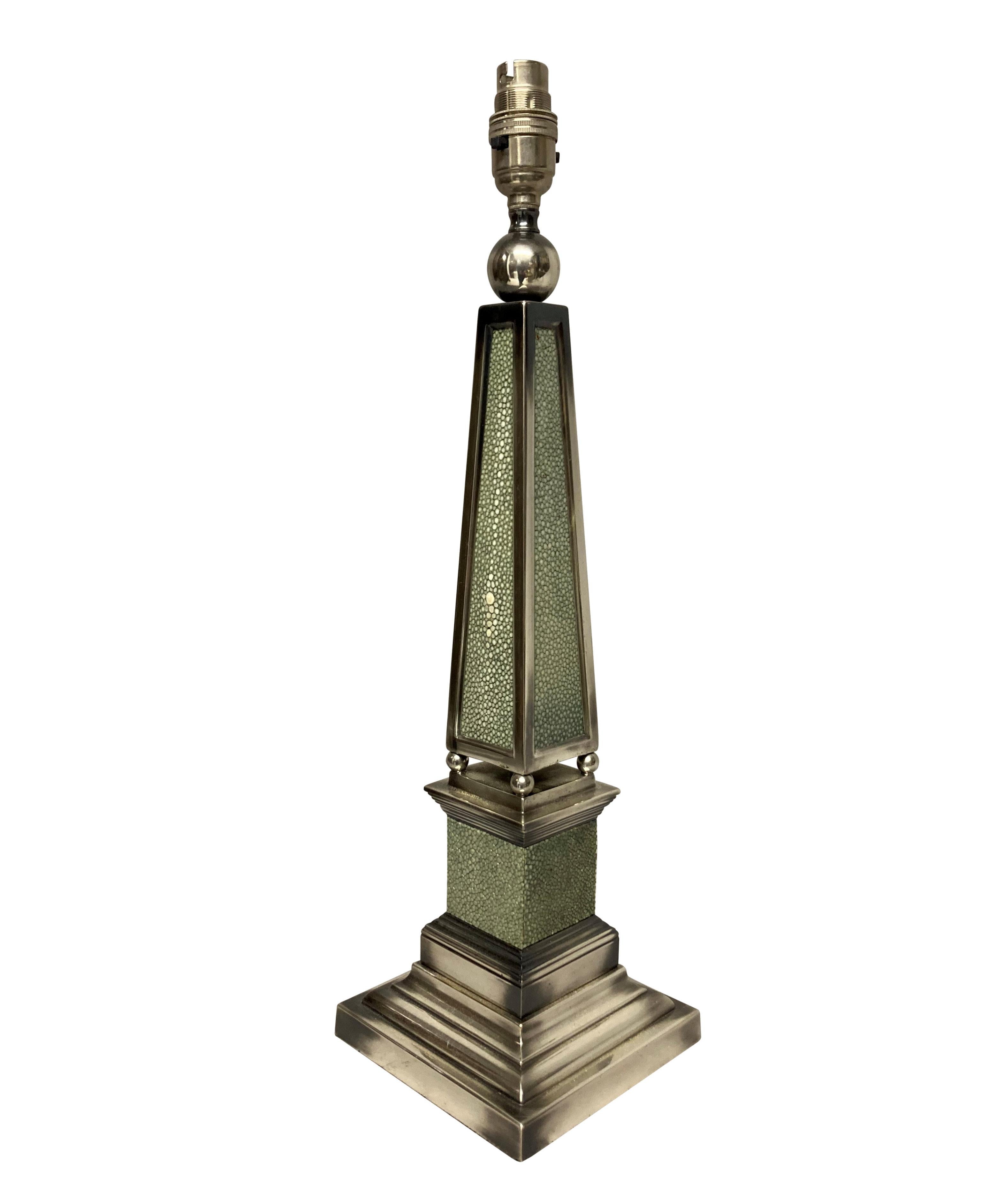 Pair of English Silver Plated Obelisk Lamps In Good Condition For Sale In London, GB