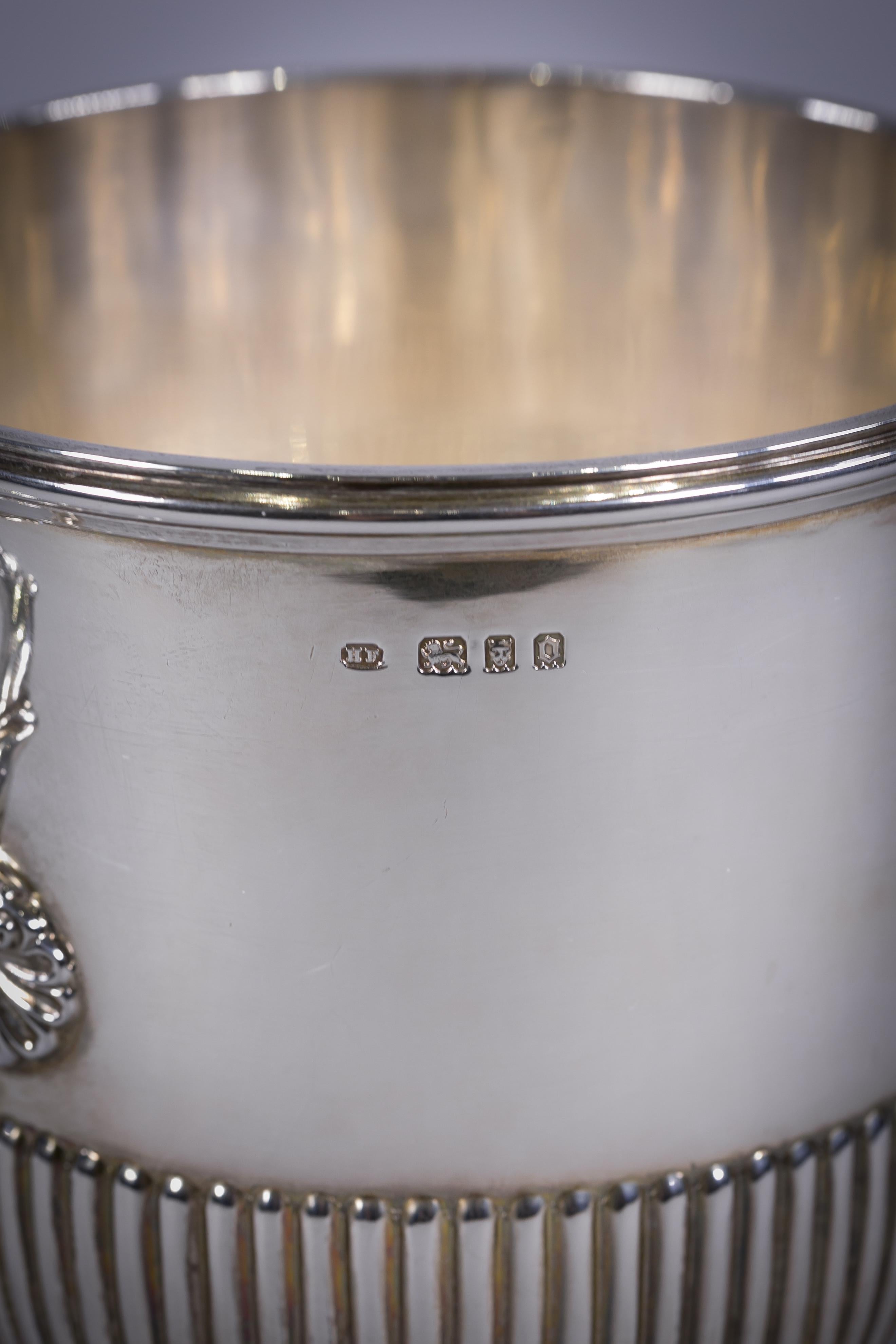 Paire de pots à caches en argent anglais à deux anses Excellent état - En vente à New York, NY