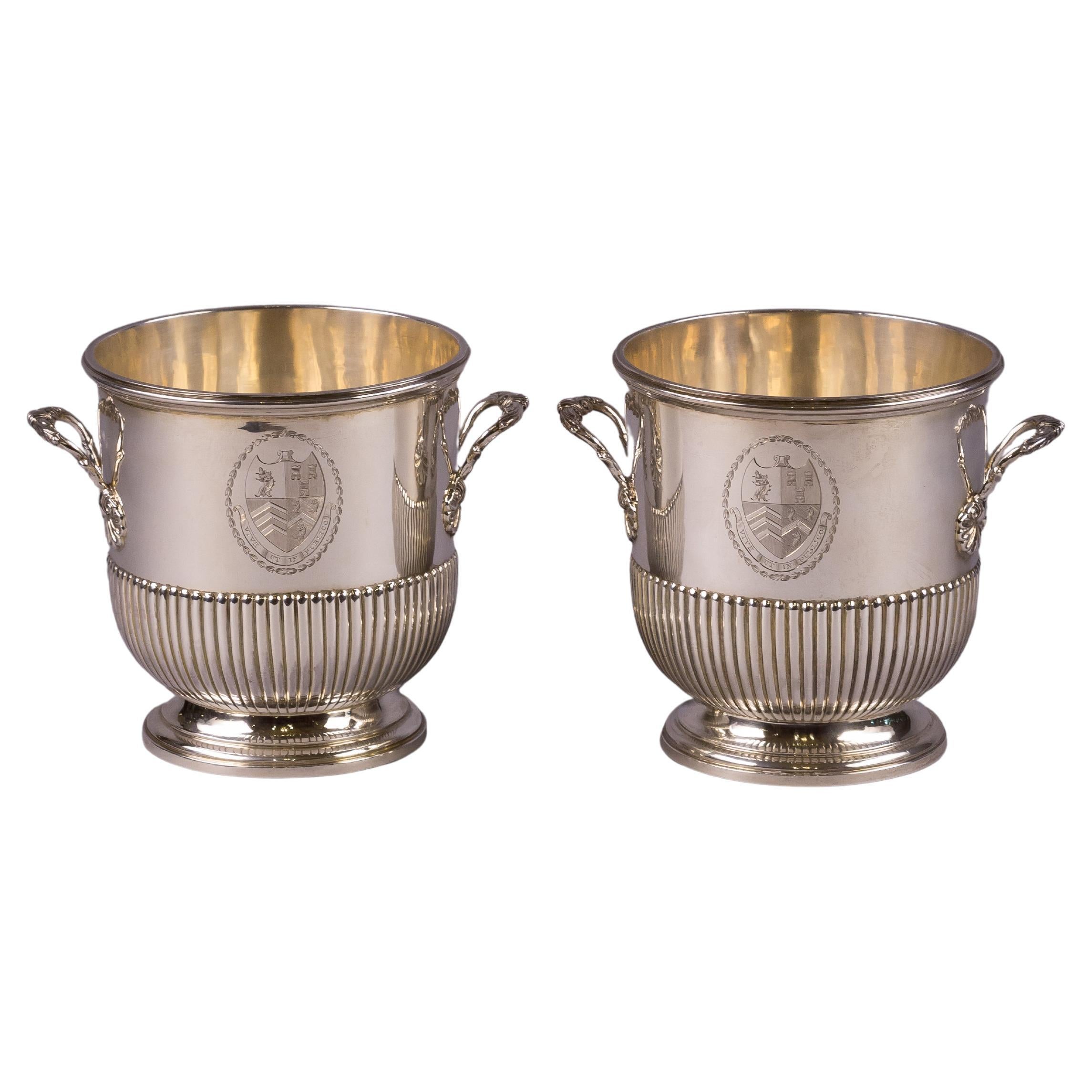 Paire de pots à caches en argent anglais à deux anses en vente