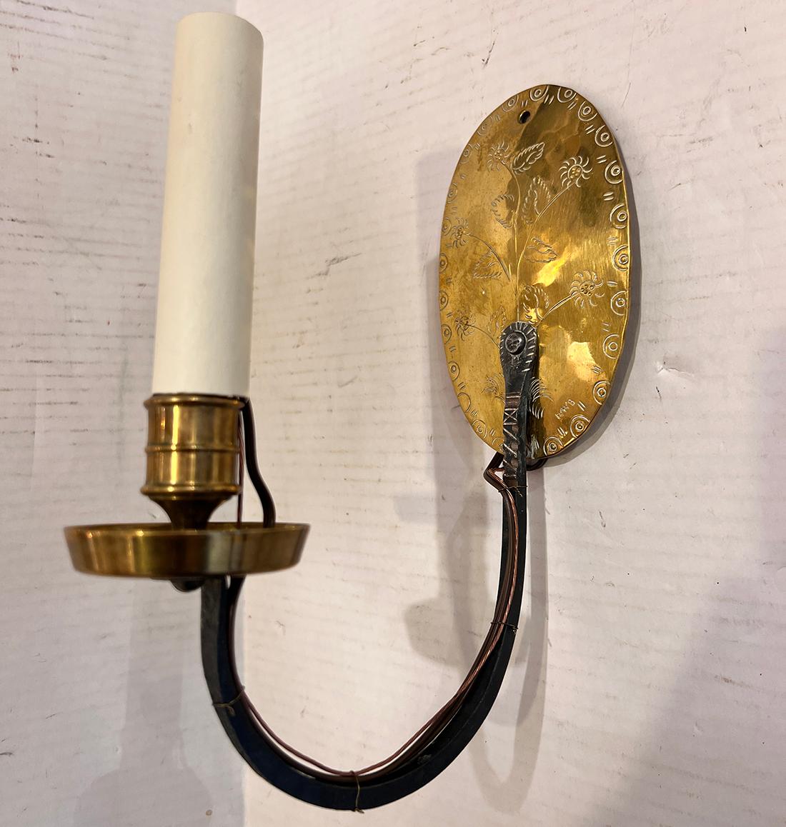 Paire d'appliques anglaises en bronze martelé et en fer des années 1920.

Mesures :
Hauteur : 9.5