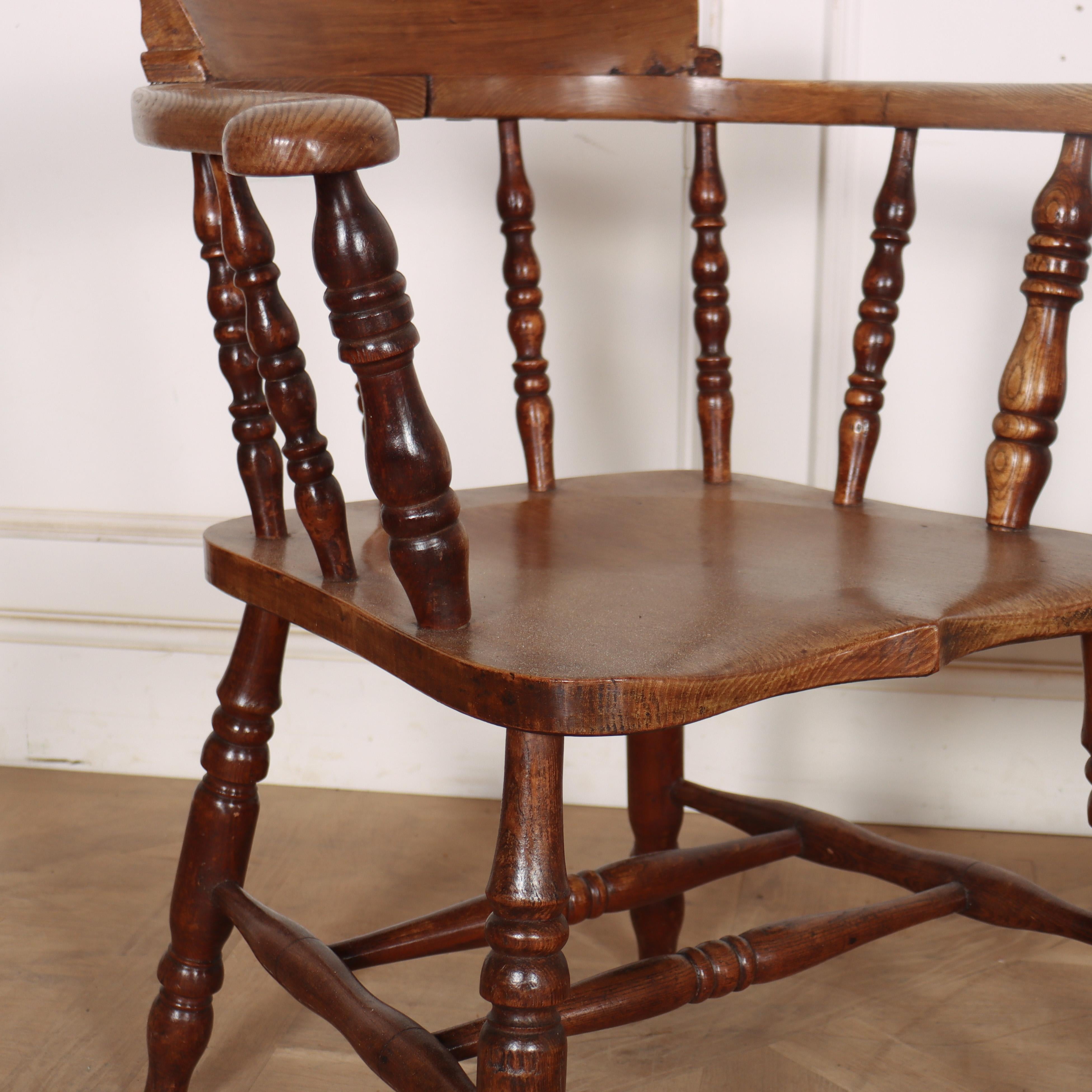 Interessantes Paar englischer Ulmen-Rauchersessel aus dem 19. Jahrhundert mit geformter Sitzfront. 1880.

Sitzhöhe: 18-Zoll (46cm)

Code: 9180

Abmessungen:
B: 26,5