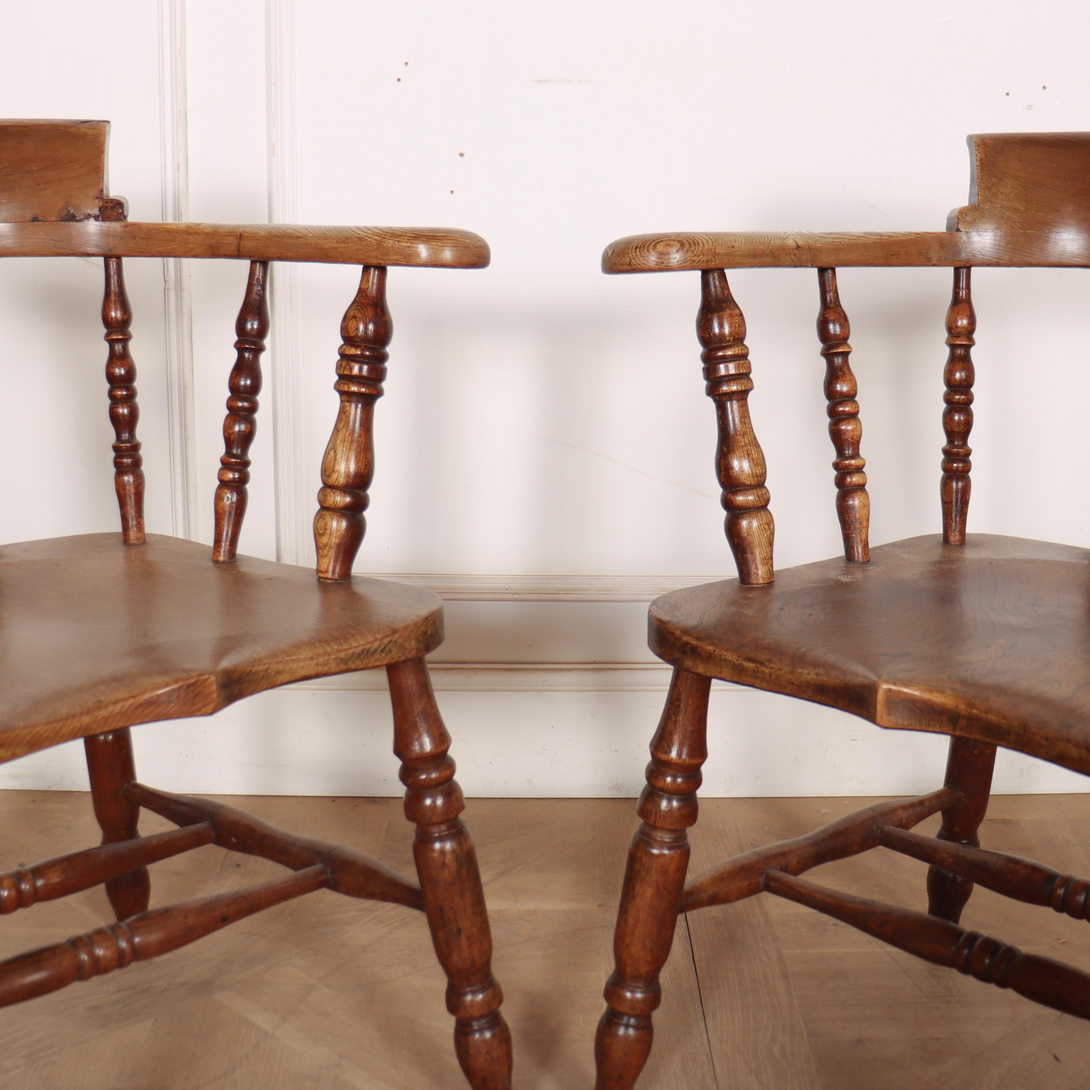 Paar englische Smokers Bow Arm Chairs (19. Jahrhundert) im Angebot