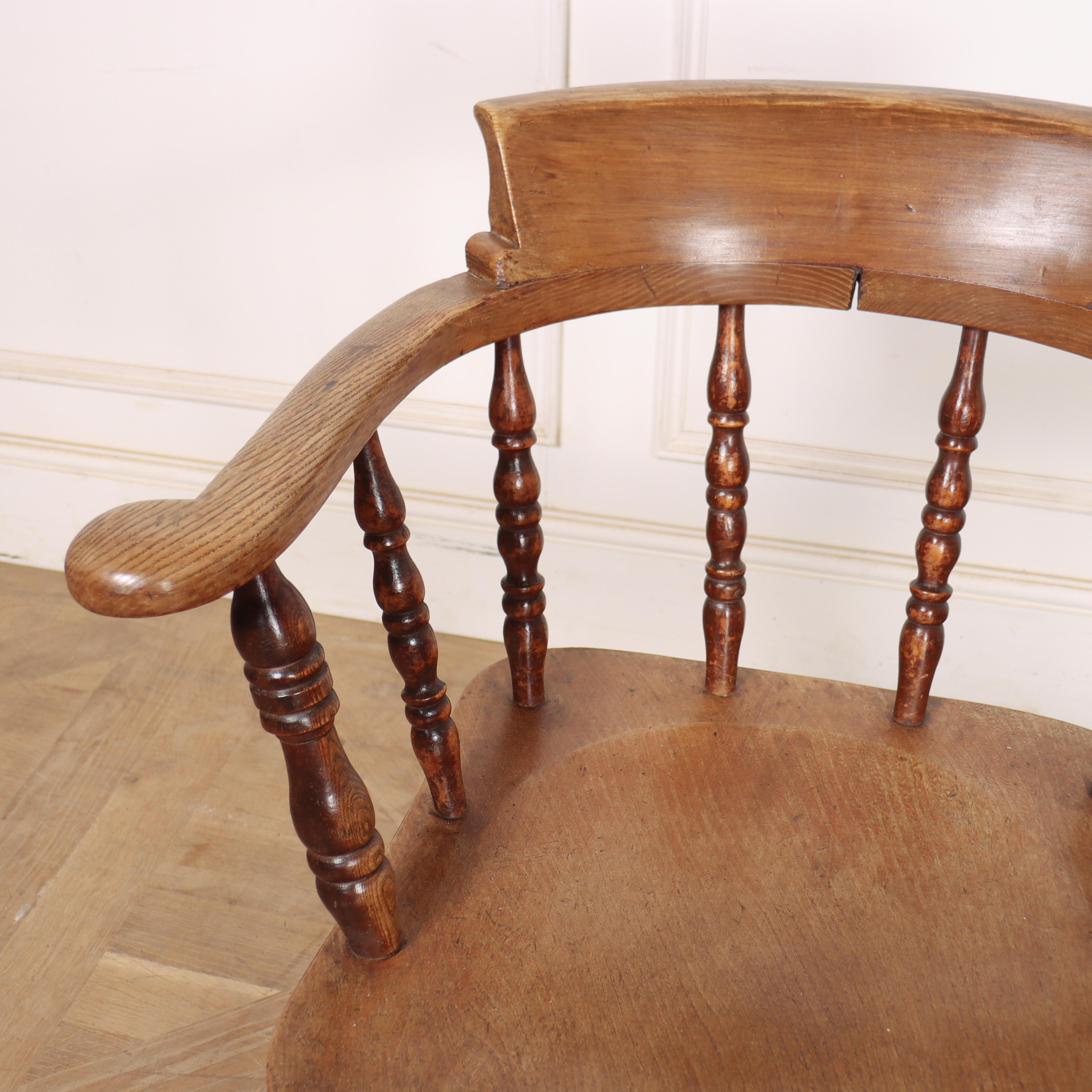 Paar englische Smokers Bow Arm Chairs (Ulmenholz) im Angebot