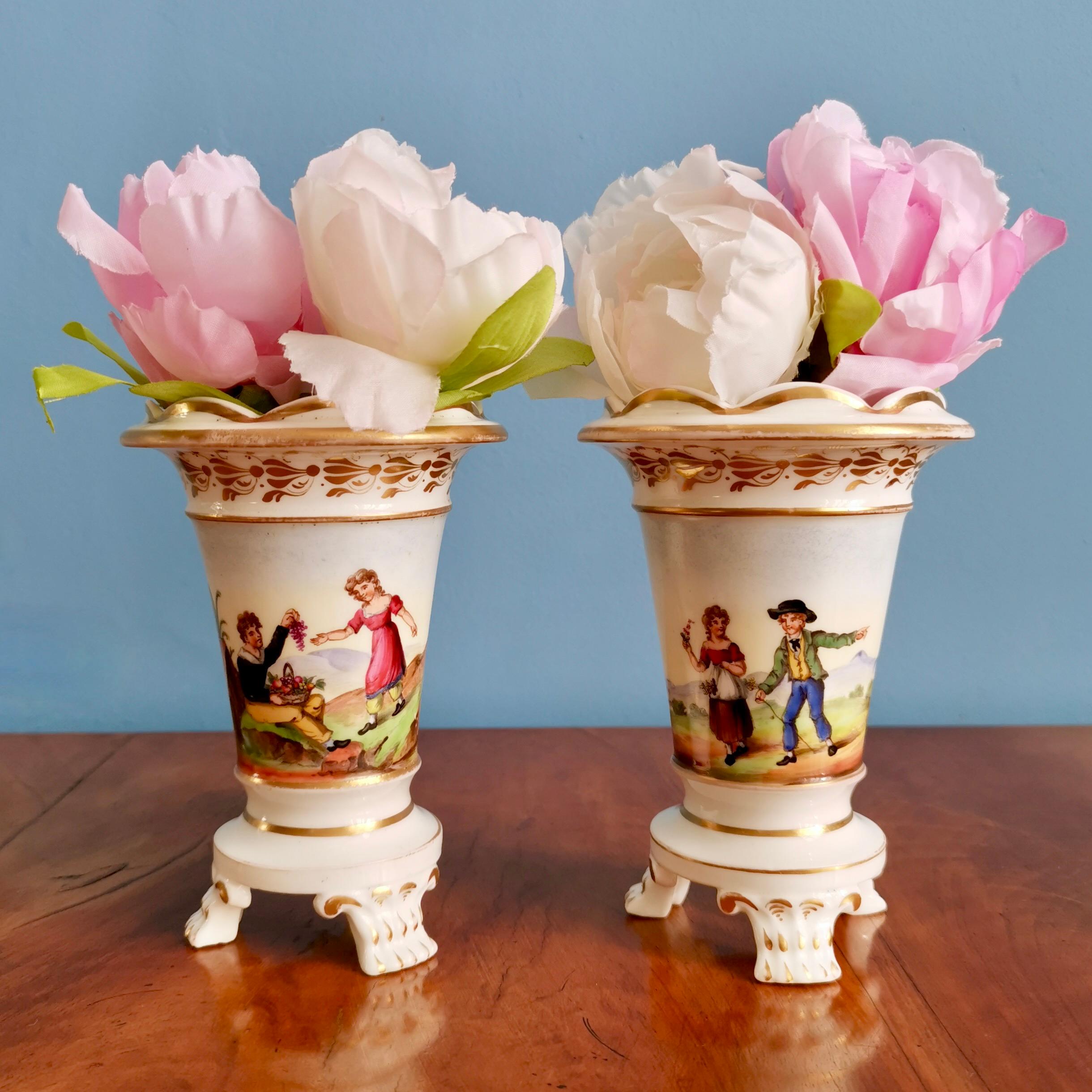 Il s'agit d'une paire de vases renversés très charmante, fabriquée par un fabricant inconnu du Staffordshire vers 1820.

Au début du XIXe siècle, il y avait environ 300 poteries dans le Staffordshire, qui était à l'époque l'un des plus grands