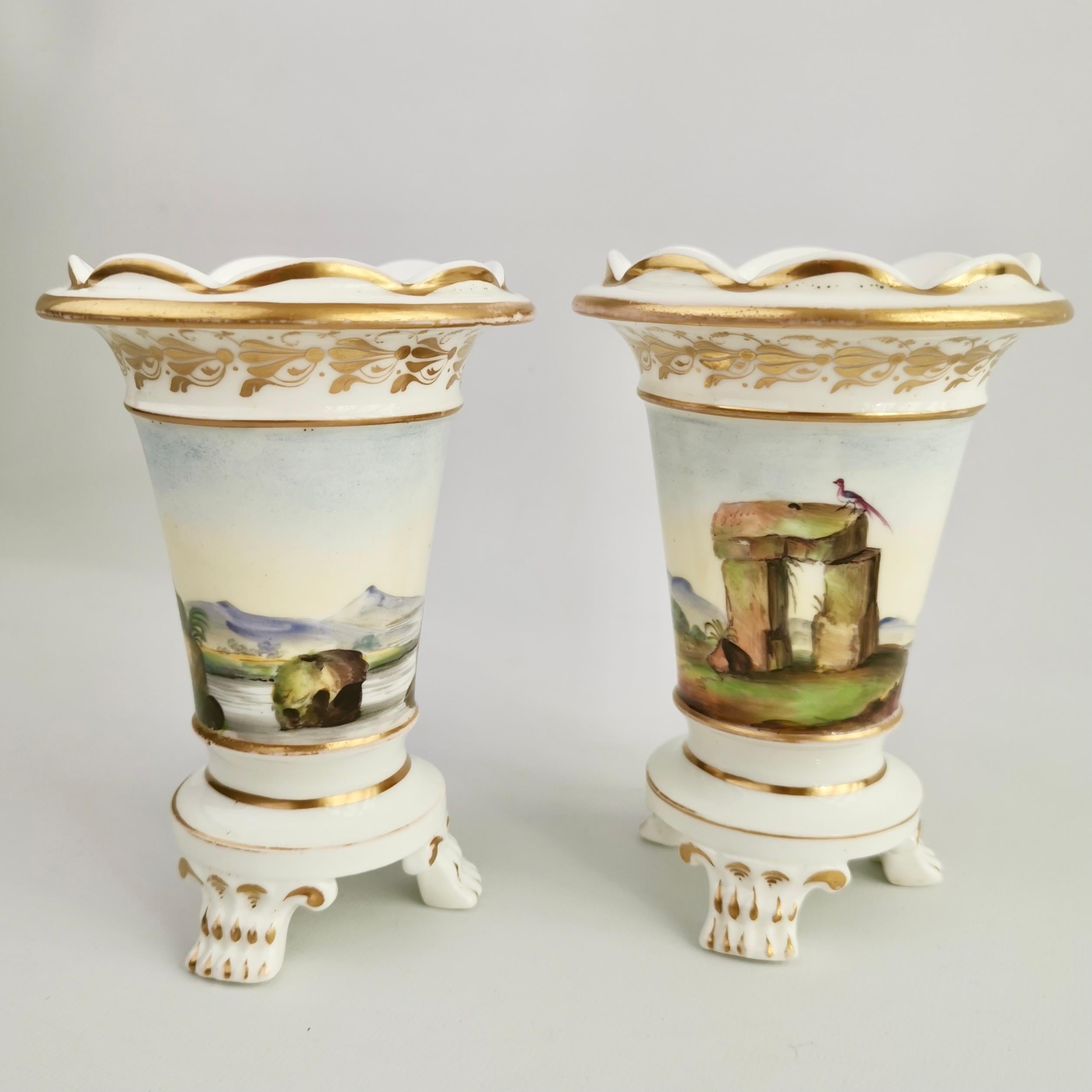 Regency Paire de vases anglais de déversement, enfants, Stonehenge et oiseau, Régence, vers 1820 en vente