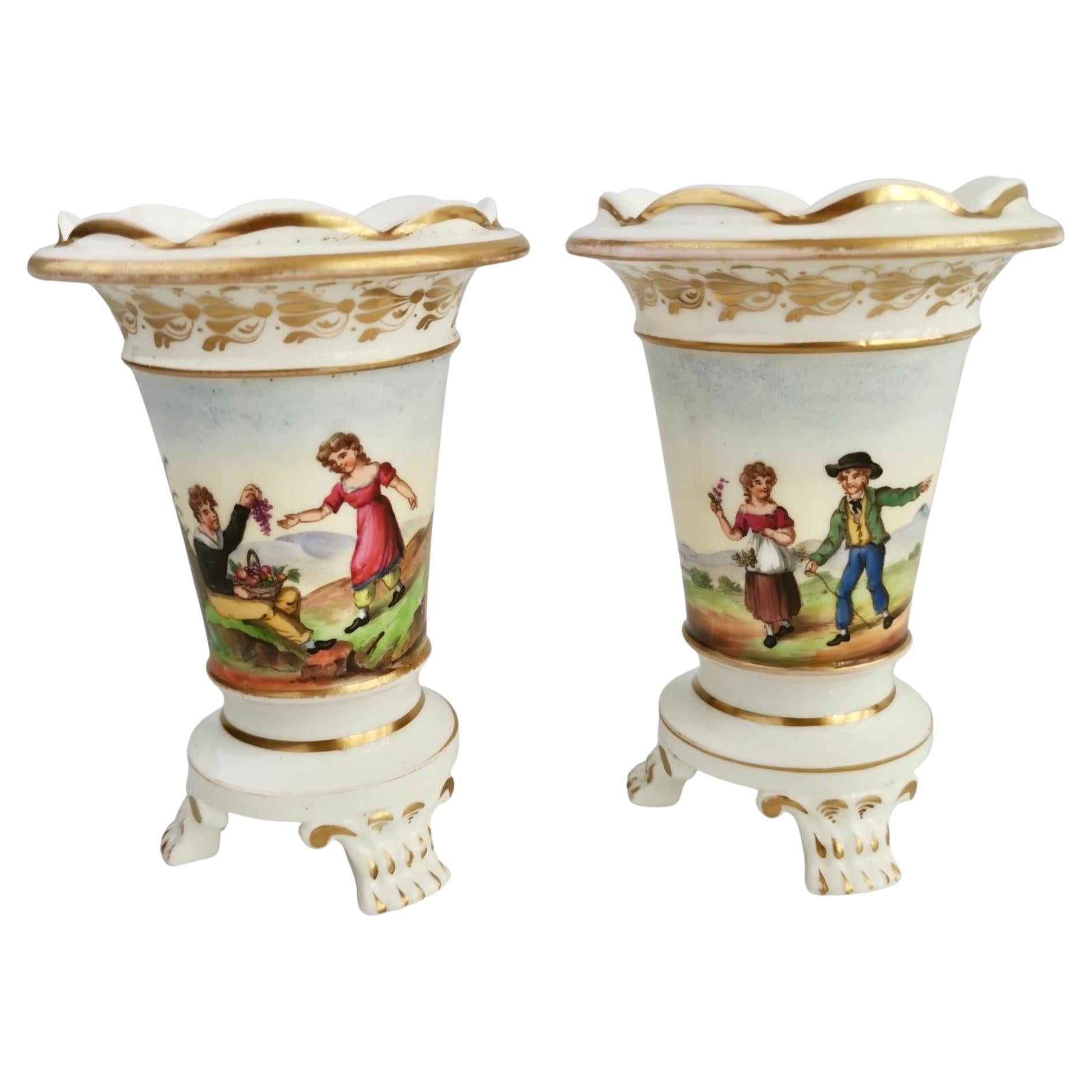 Paar englische Vasen mit Sprungdeckel, Kinder, Stonehenge und Vogel, Regency, um 1820