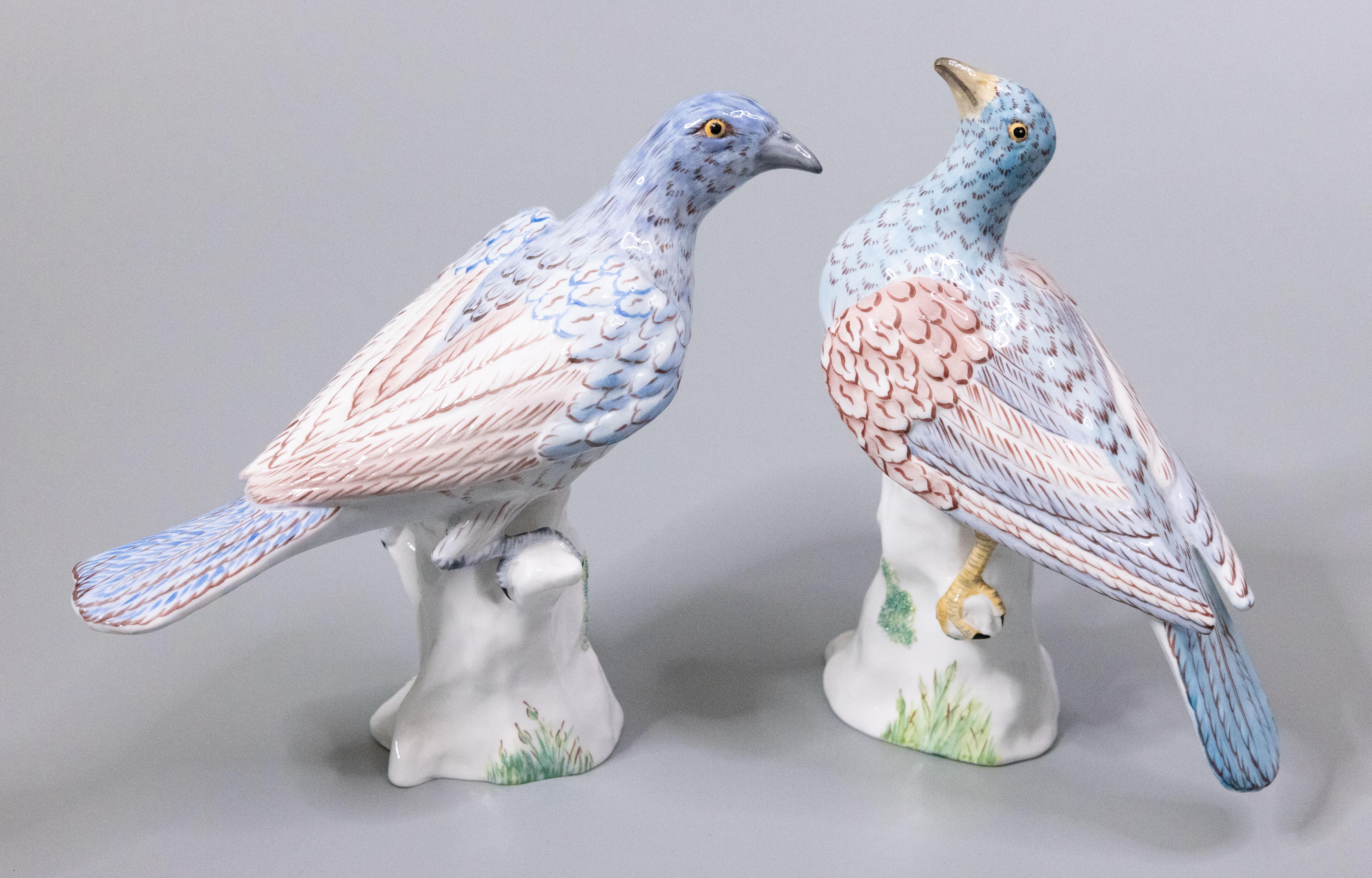 Una splendida coppia di uccelli in porcellana inglese Staffordshire dipinti a mano, circa 1930. Entrambe sono intitolate 