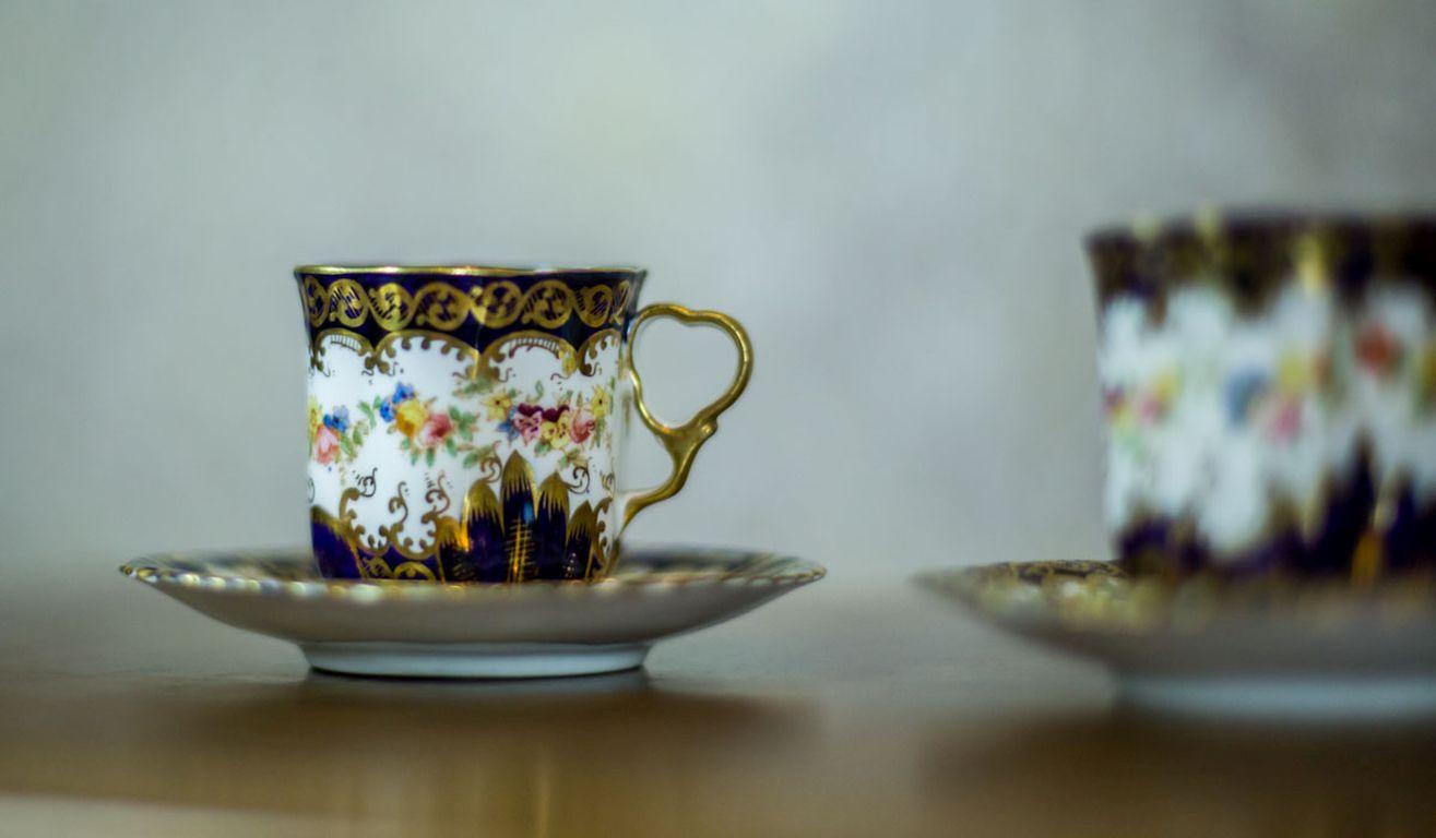 We present you these two small cups with the saucers. All is made of thin, translucent porcelain.
The items are from the Crown Staffordshire Porcelain manufactory.
The signature suggests the cups were manufactured between 1898 and