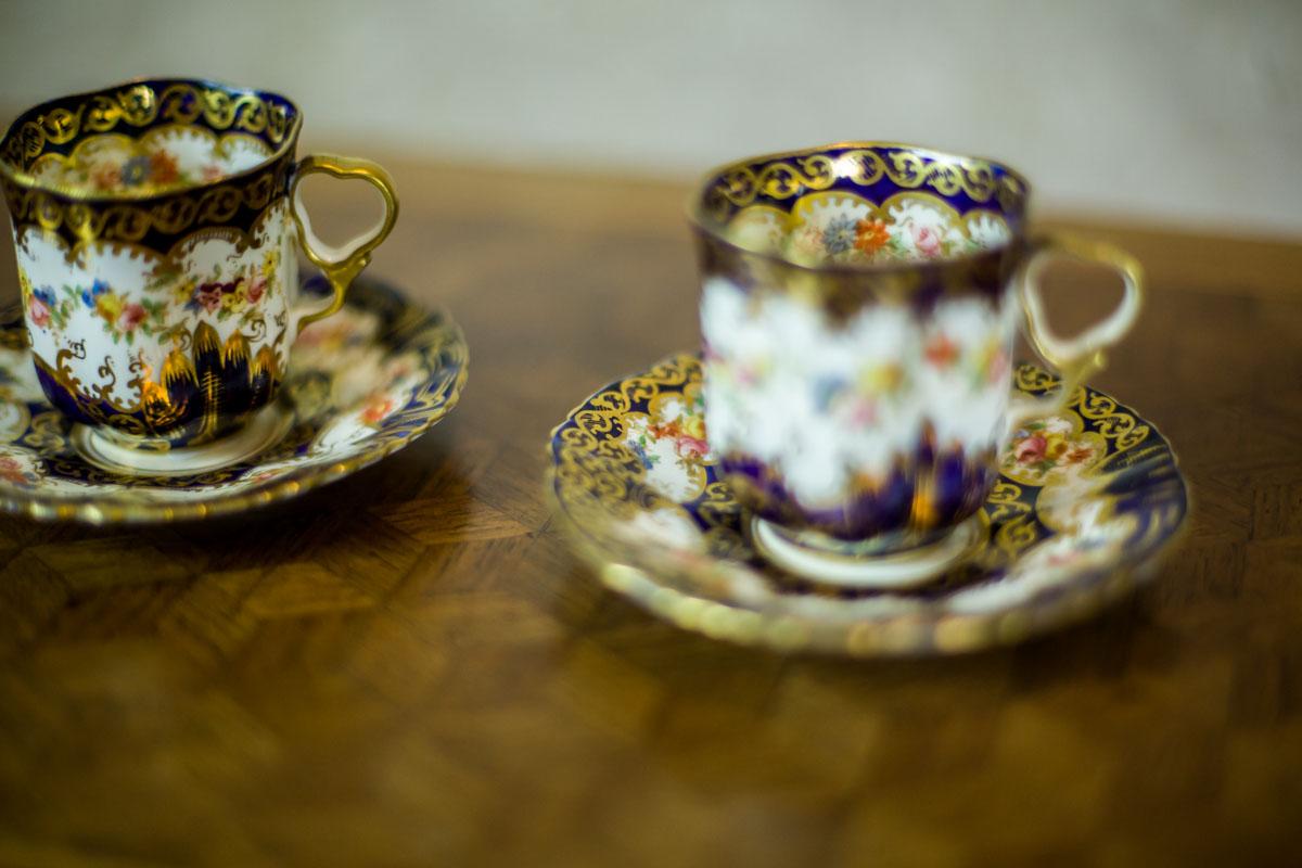 Pair of English Staffordshire Cups from the 19th Century In Good Condition In Opole, PL