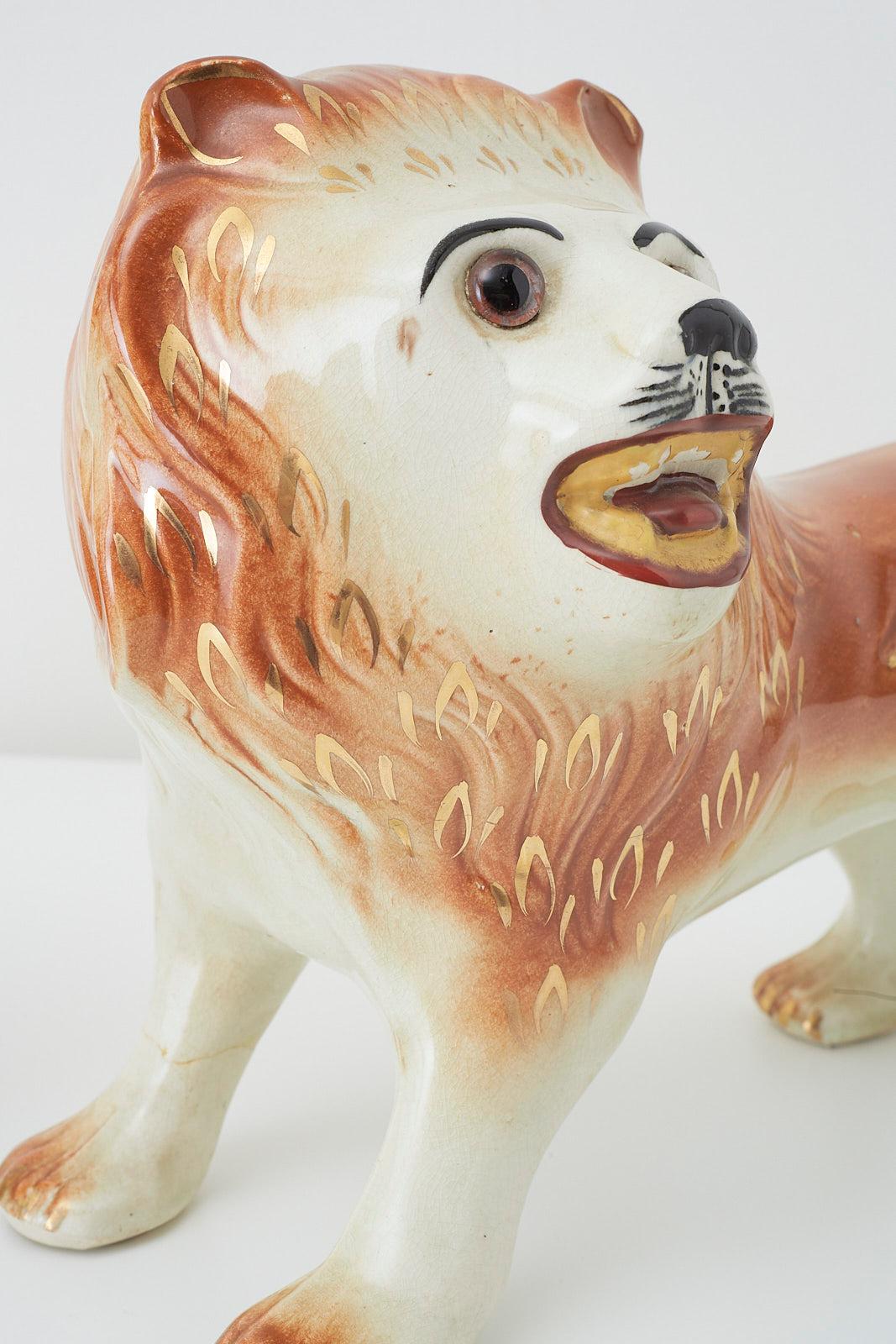 Verre Paire de lions anglais en porcelaine Staffordshire sur pied en vente
