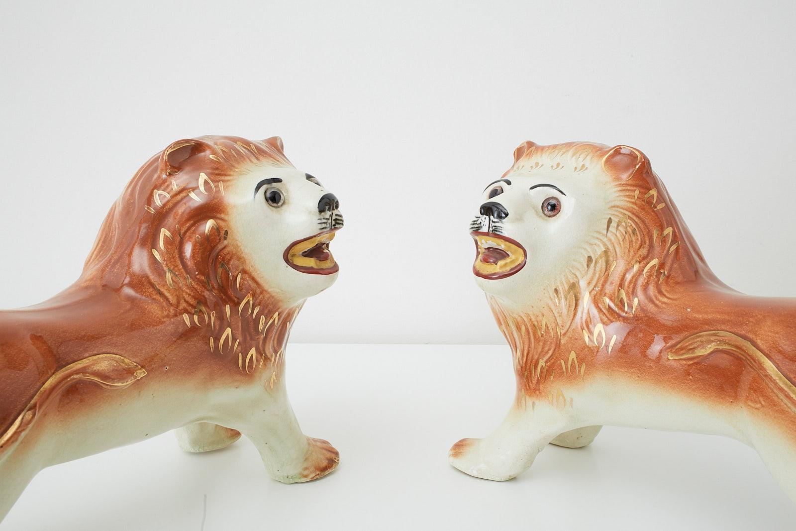 Paire de lions anglais en porcelaine Staffordshire sur pied en vente 4