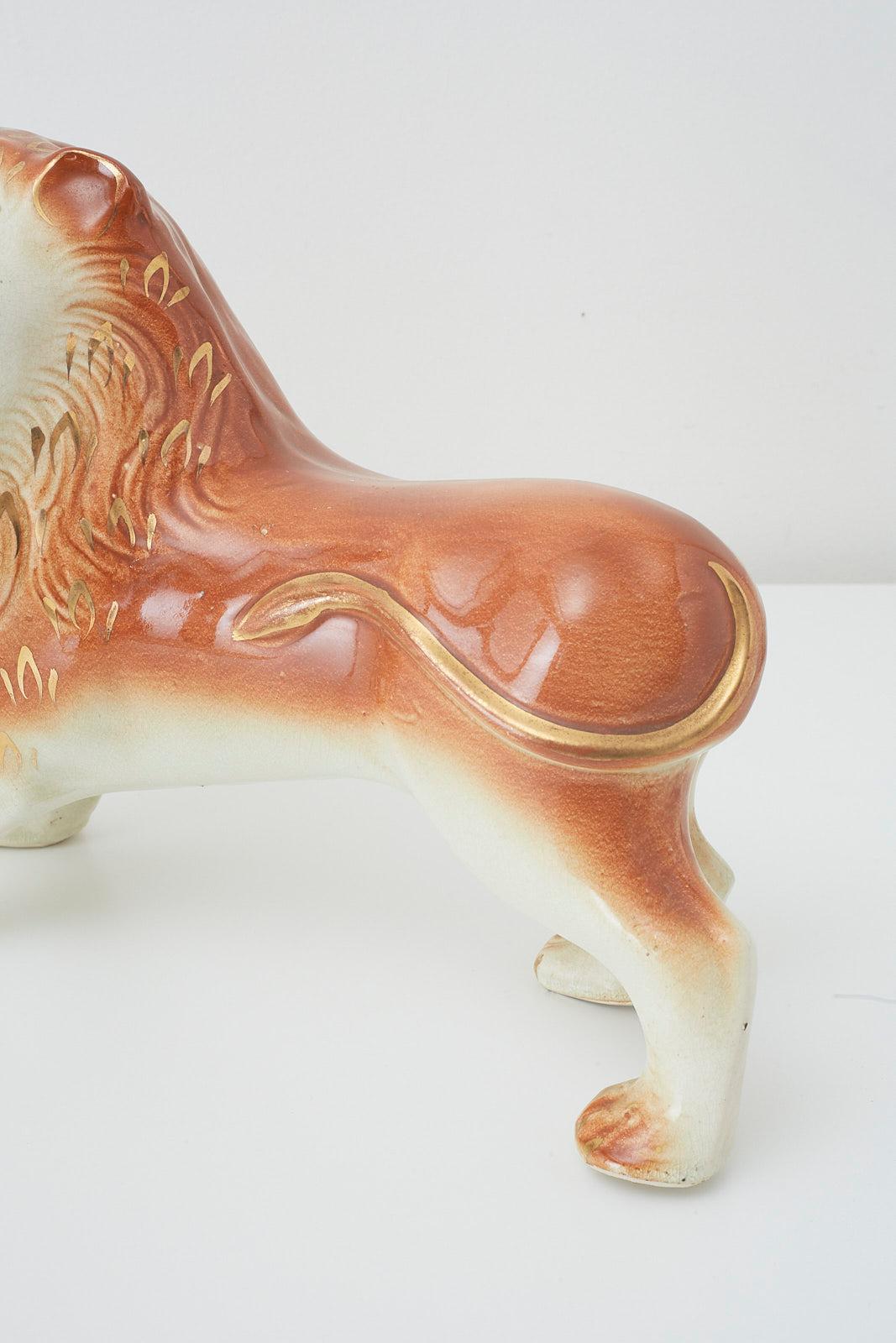 Pareja de leones de pie de porcelana inglesa de Staffordshire en Bueno estado para la venta en Rio Vista, CA