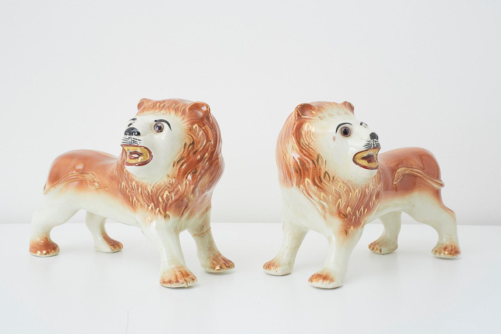 Fait main Paire de lions anglais en porcelaine Staffordshire sur pied en vente