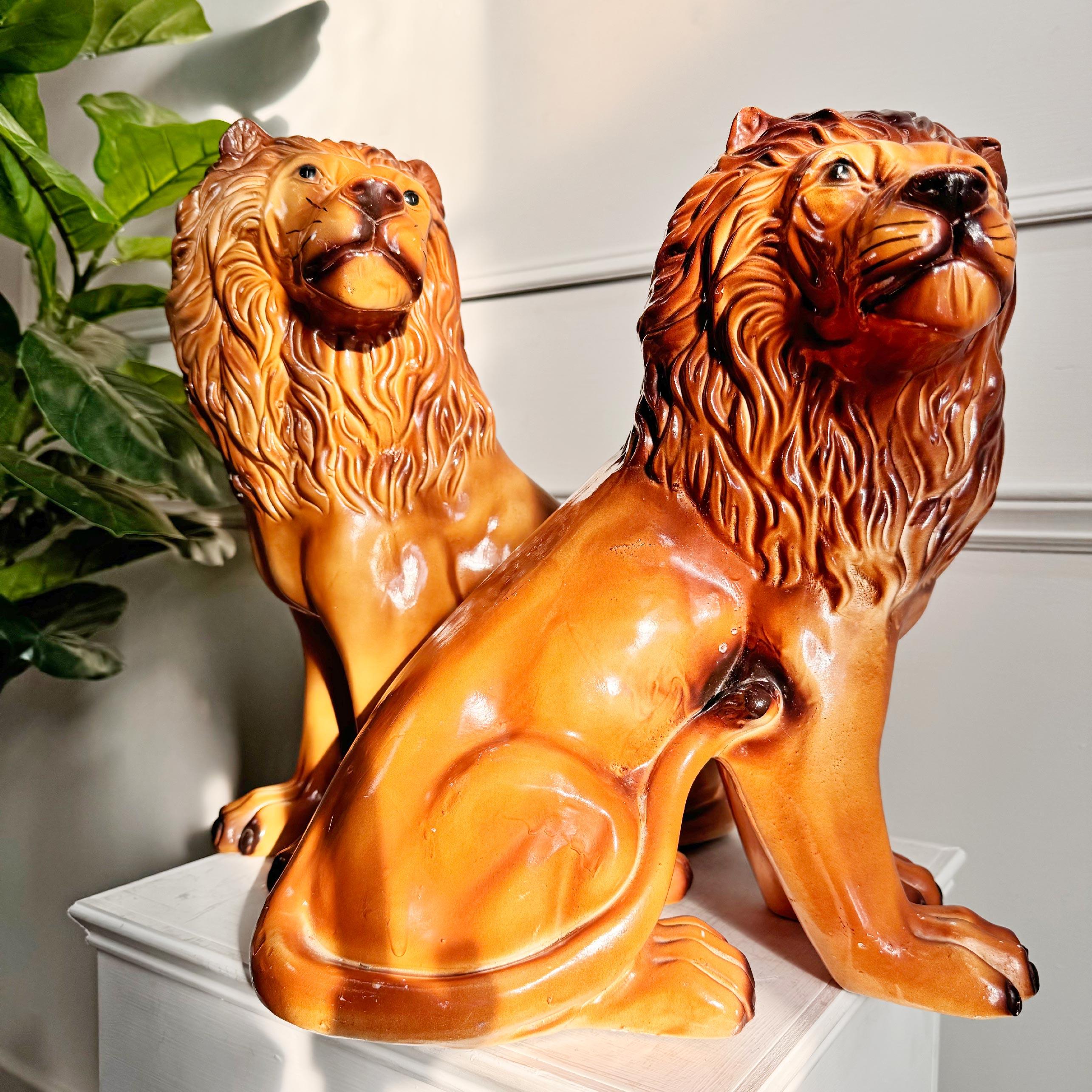 Pareja de leones ingleses de cerámica de Staffordshire en venta 2