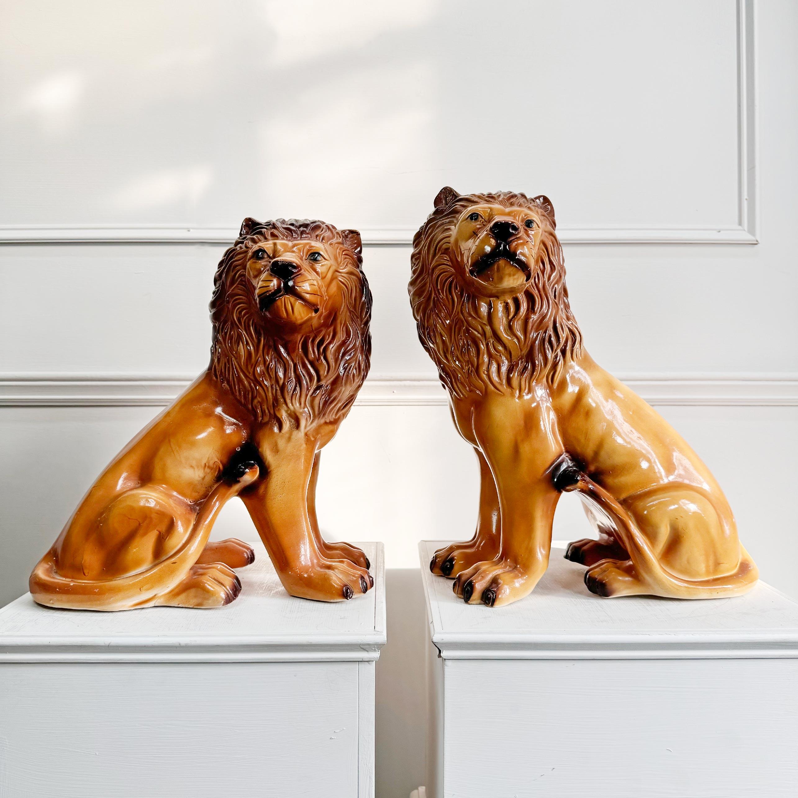 Pareja de leones ingleses de cerámica de Staffordshire en venta 3