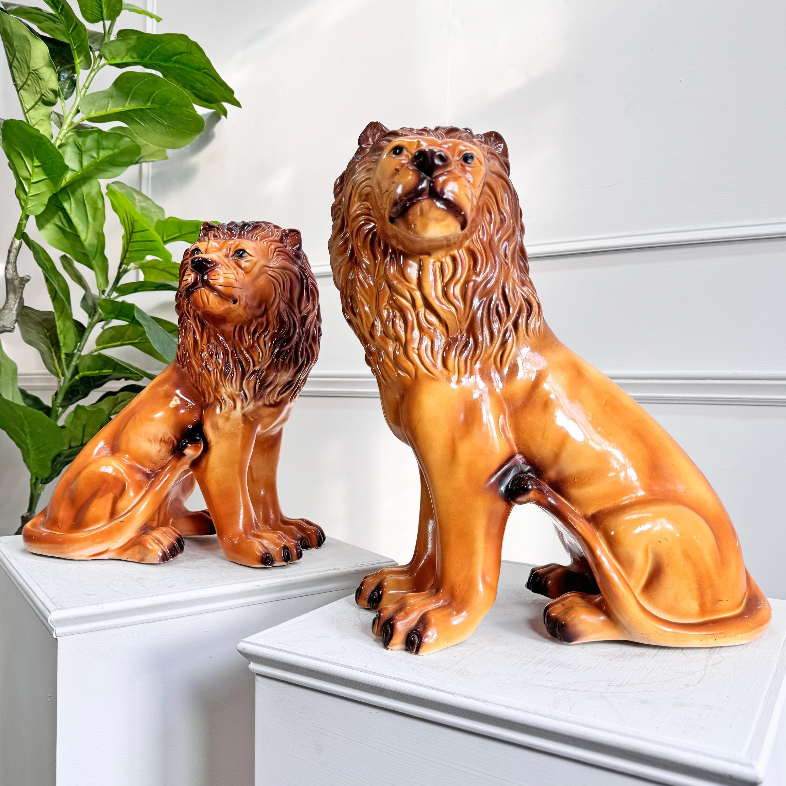 Pareja de leones ingleses de cerámica de Staffordshire en venta 4