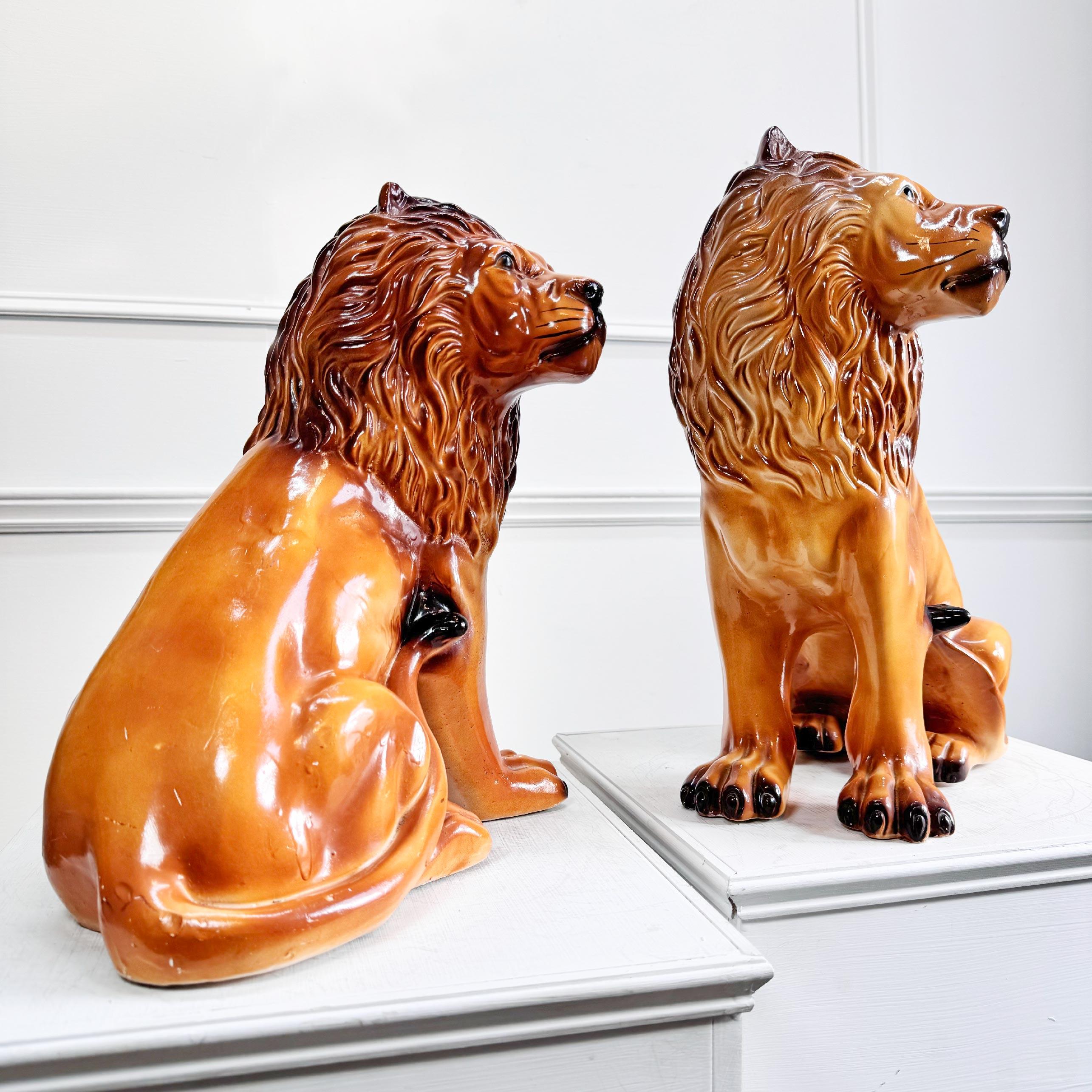 Pareja de leones ingleses de cerámica de Staffordshire en venta 5