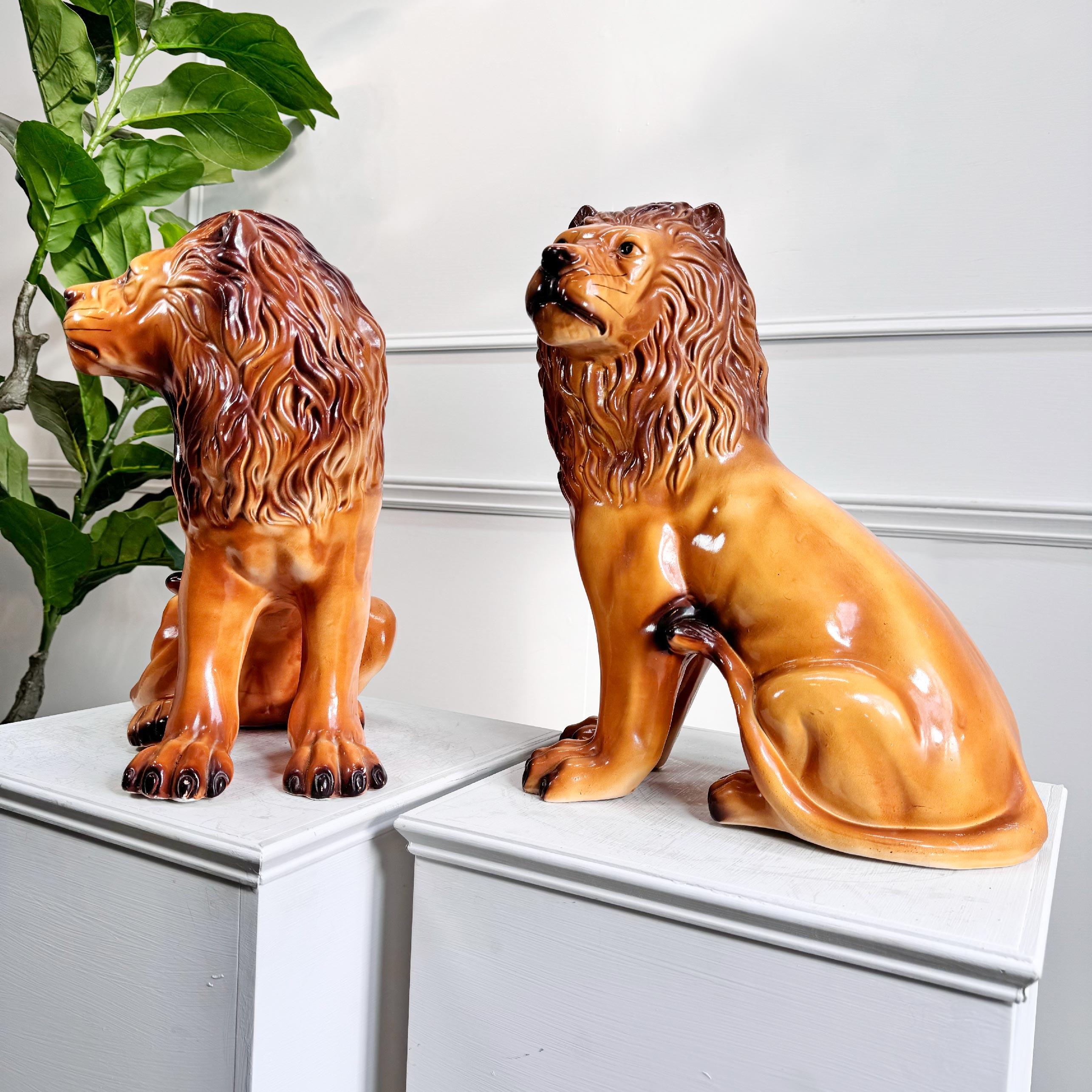 Pareja de leones ingleses de cerámica de Staffordshire en venta 8