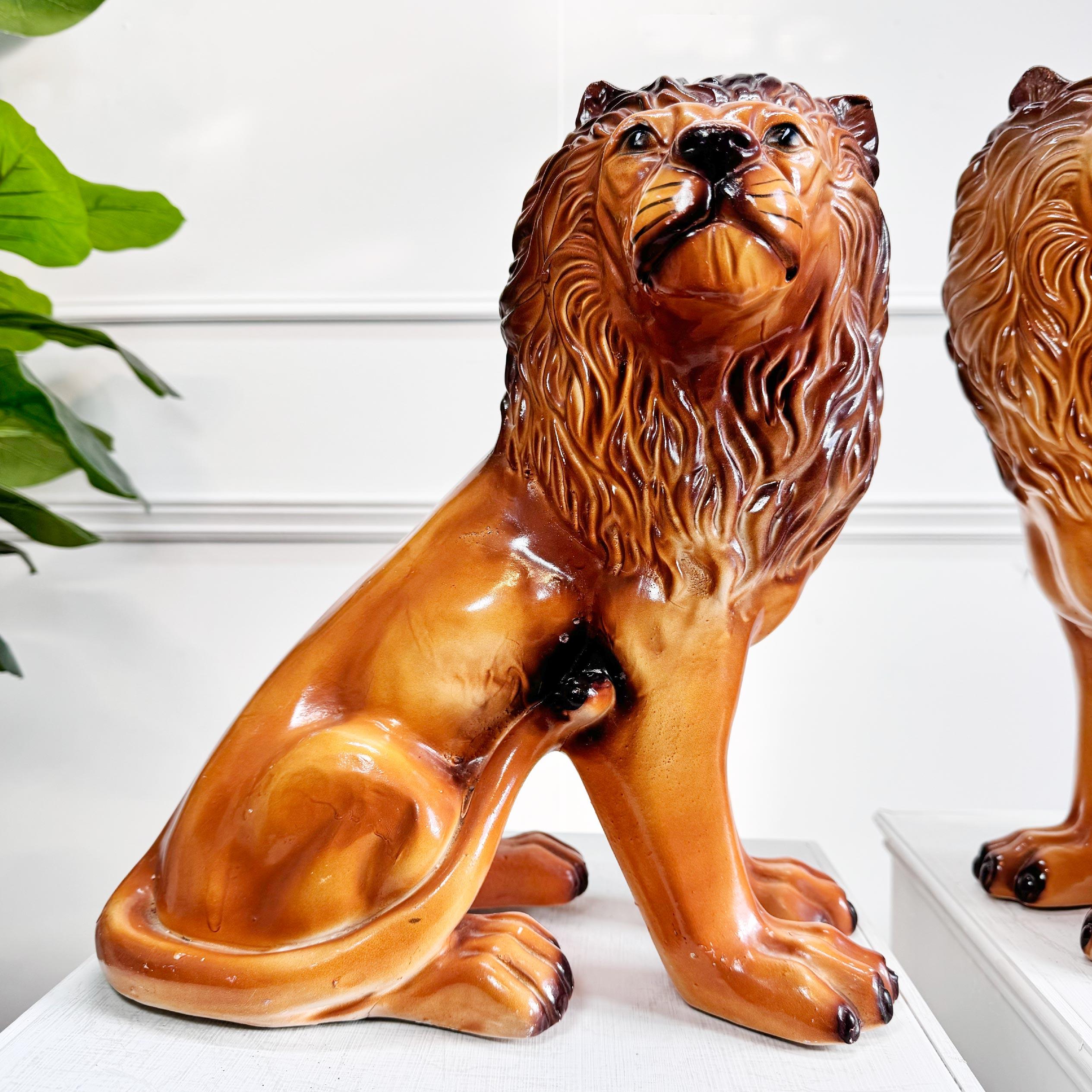 Pareja cercana de leones de Staffordshire opuestos de finales del siglo XIX, sentados, con capas texturadas y muy bien pintados en colores tradicionales. 

Son de gran calidad y están finamente decoradas.



Un león es ligeramente más alto que el