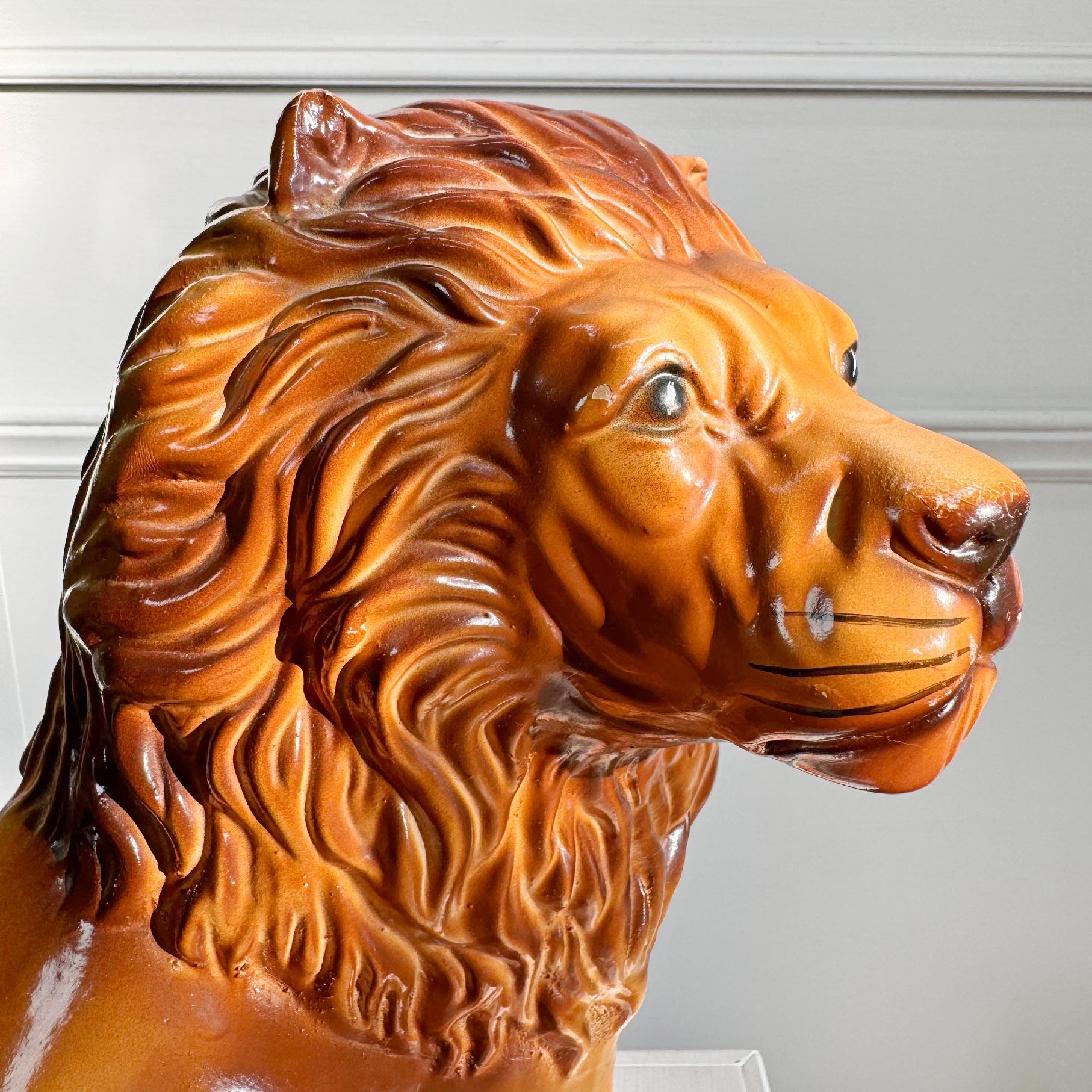 Ein sitzendes Paar gegensätzlicher Staffordshire-Löwen aus dem späten 19. Jahrhundert mit strukturierten Mänteln und sehr guter Bemalung in traditionellen Farben. 

Sie sind von hoher Qualität und fein verziert.



Ein Löwe ist etwas größer als der