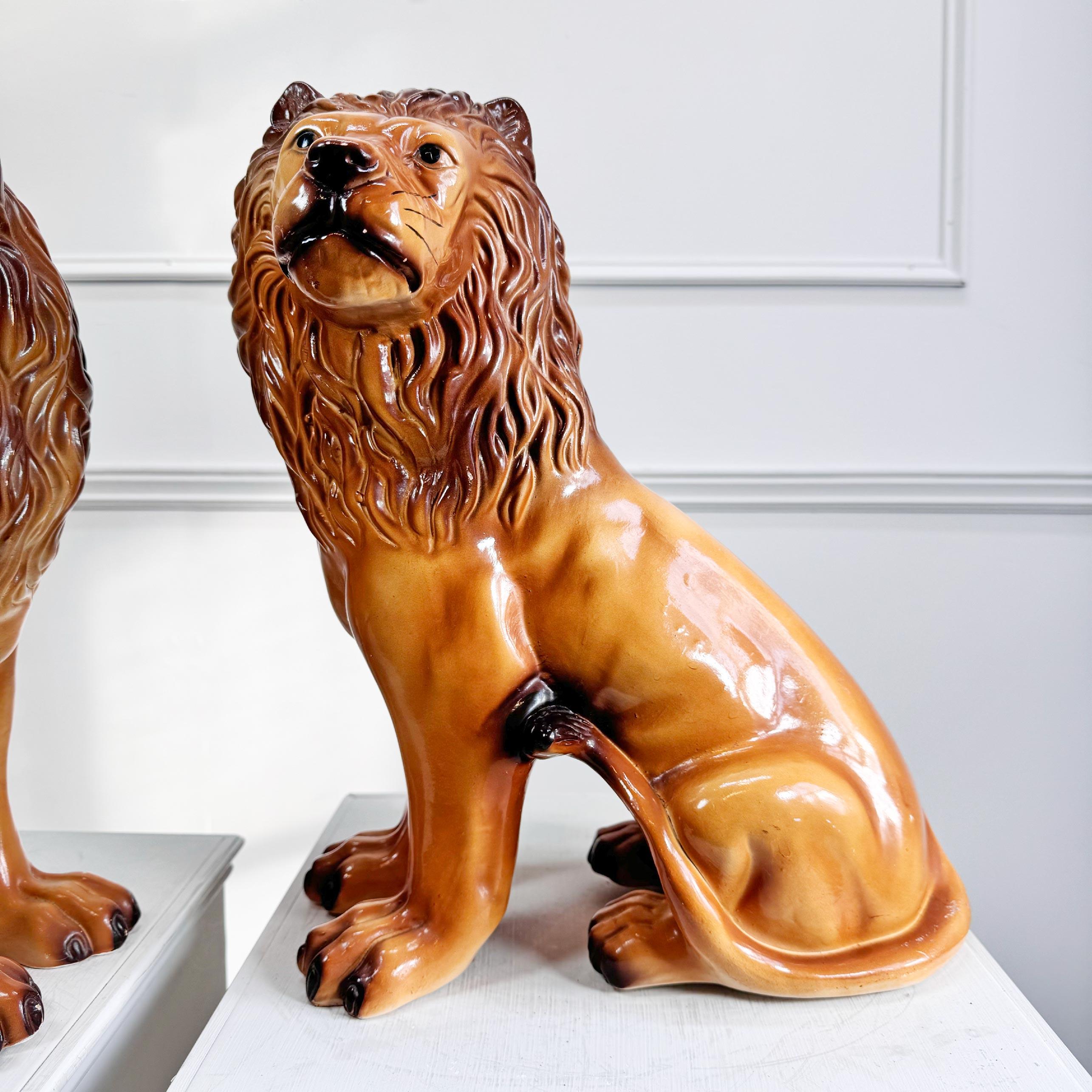 Pareja de leones ingleses de cerámica de Staffordshire Victoriano tardío en venta