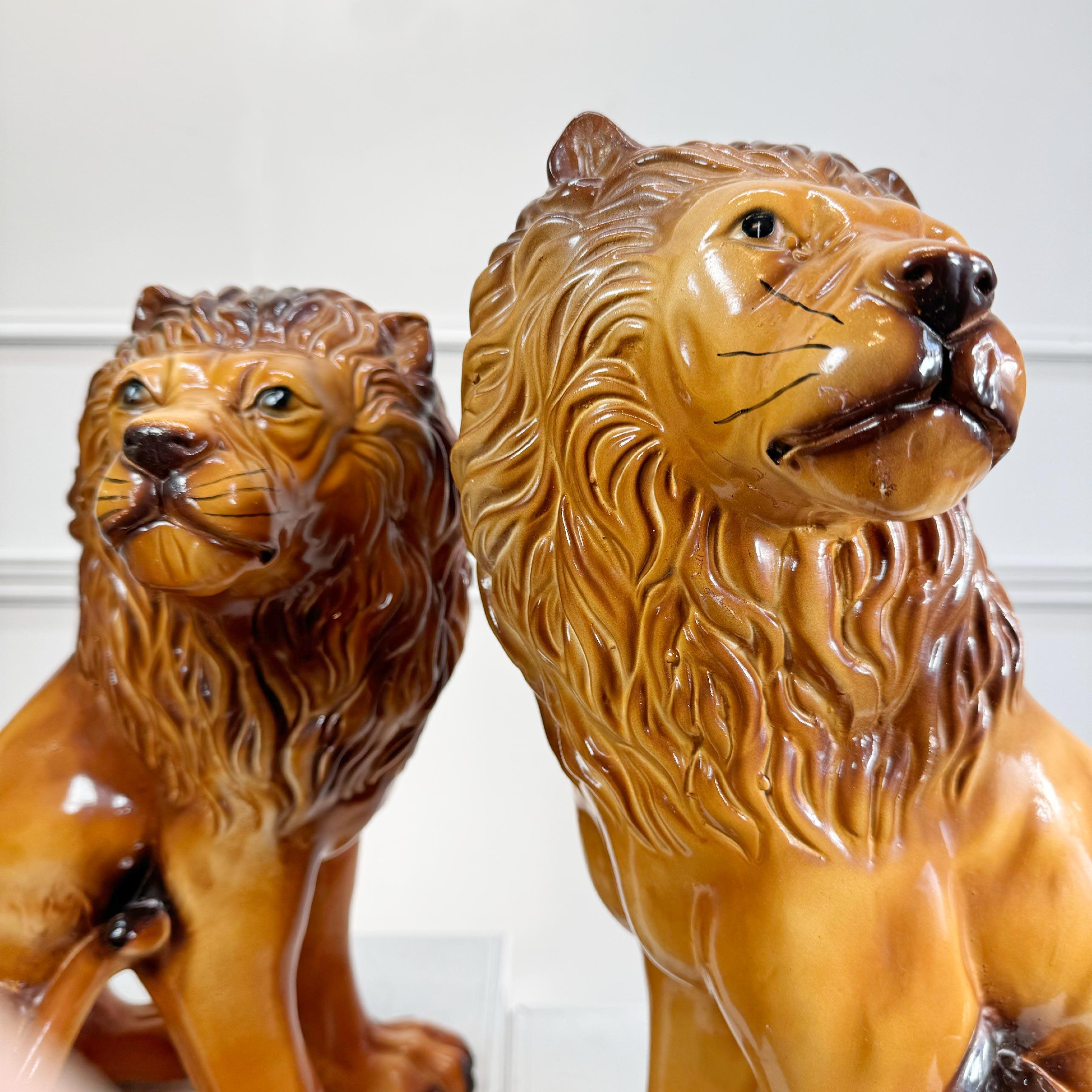 Pareja de leones ingleses de cerámica de Staffordshire Pintado a mano en venta
