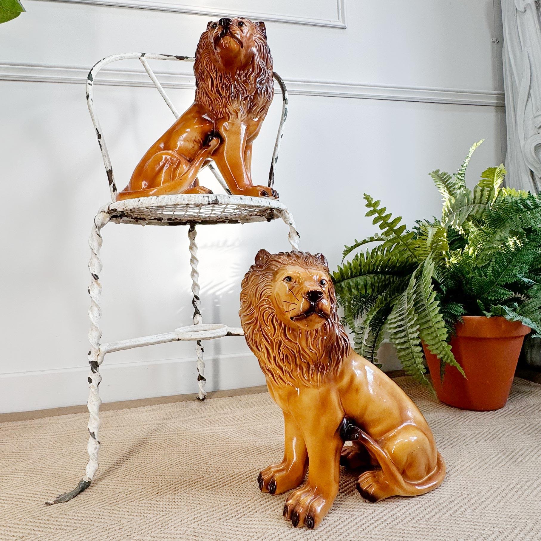 Pareja de leones ingleses de cerámica de Staffordshire en Bueno estado para la venta en Hastings, GB