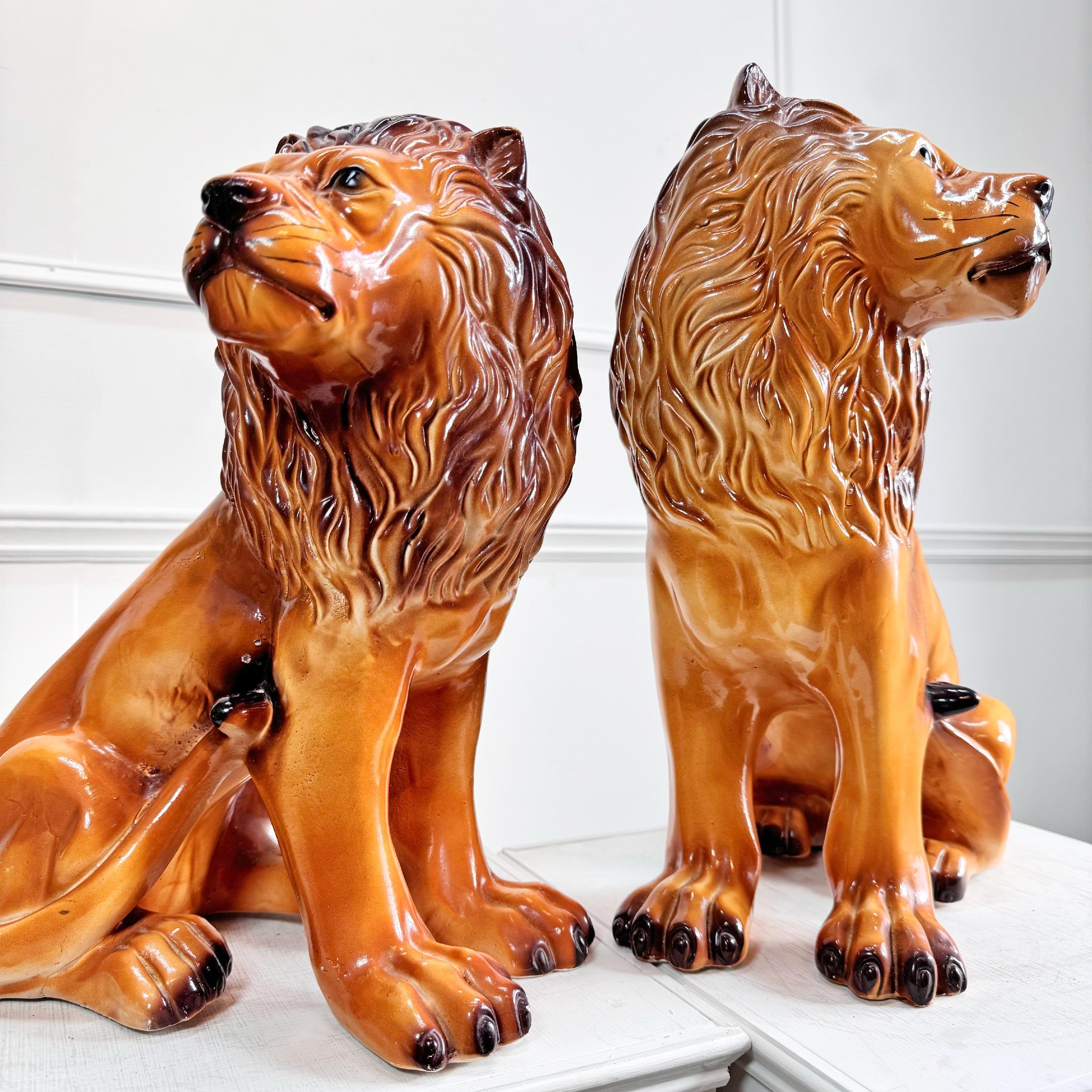 Pareja de leones ingleses de cerámica de Staffordshire siglo XIX en venta