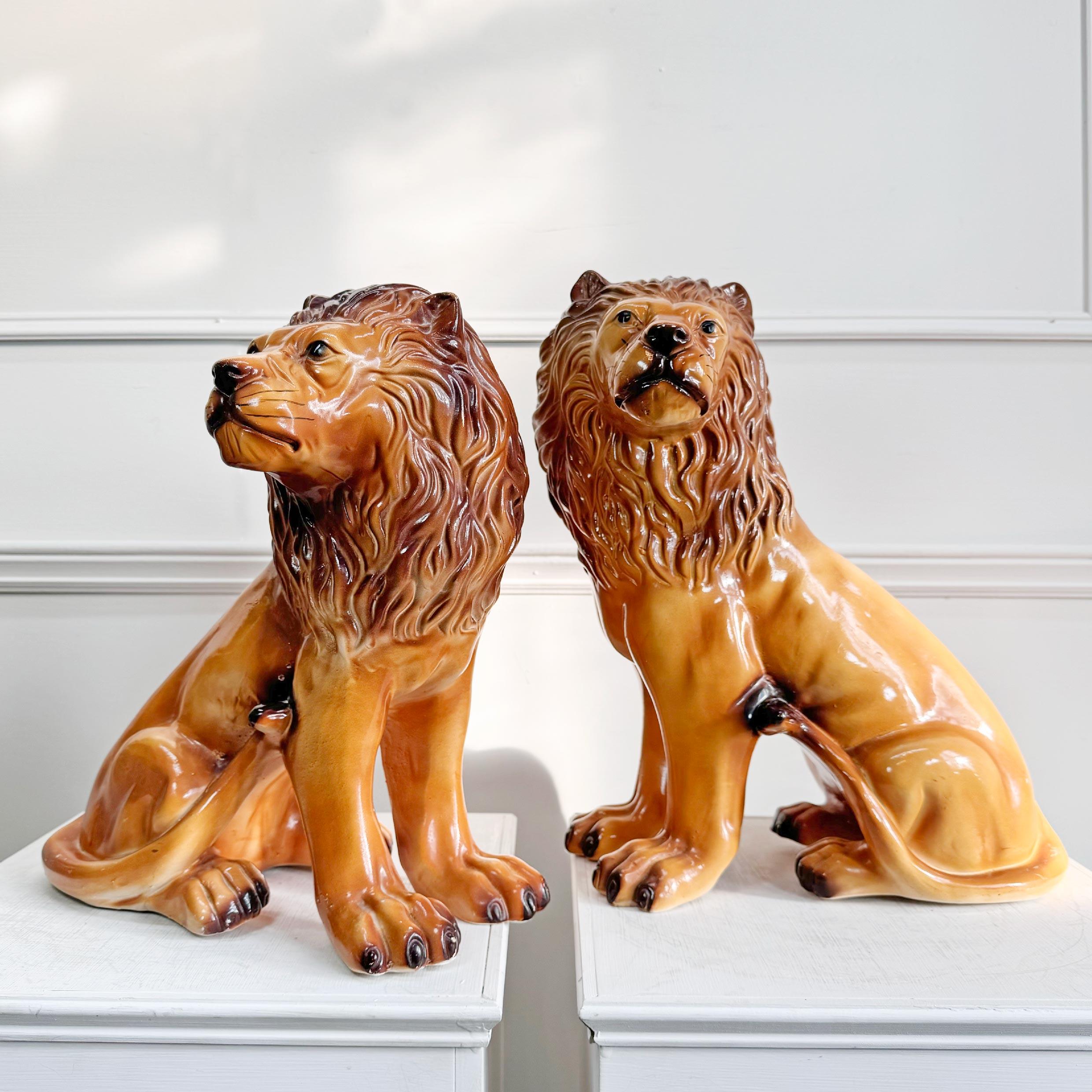 Pareja de leones ingleses de cerámica de Staffordshire en venta 1