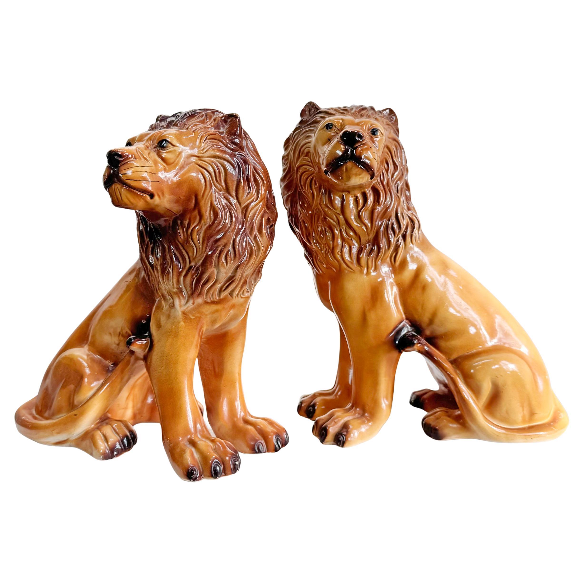 Pareja de leones ingleses de cerámica de Staffordshire en venta