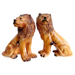 Pareja de leones ingleses de cerámica de Staffordshire