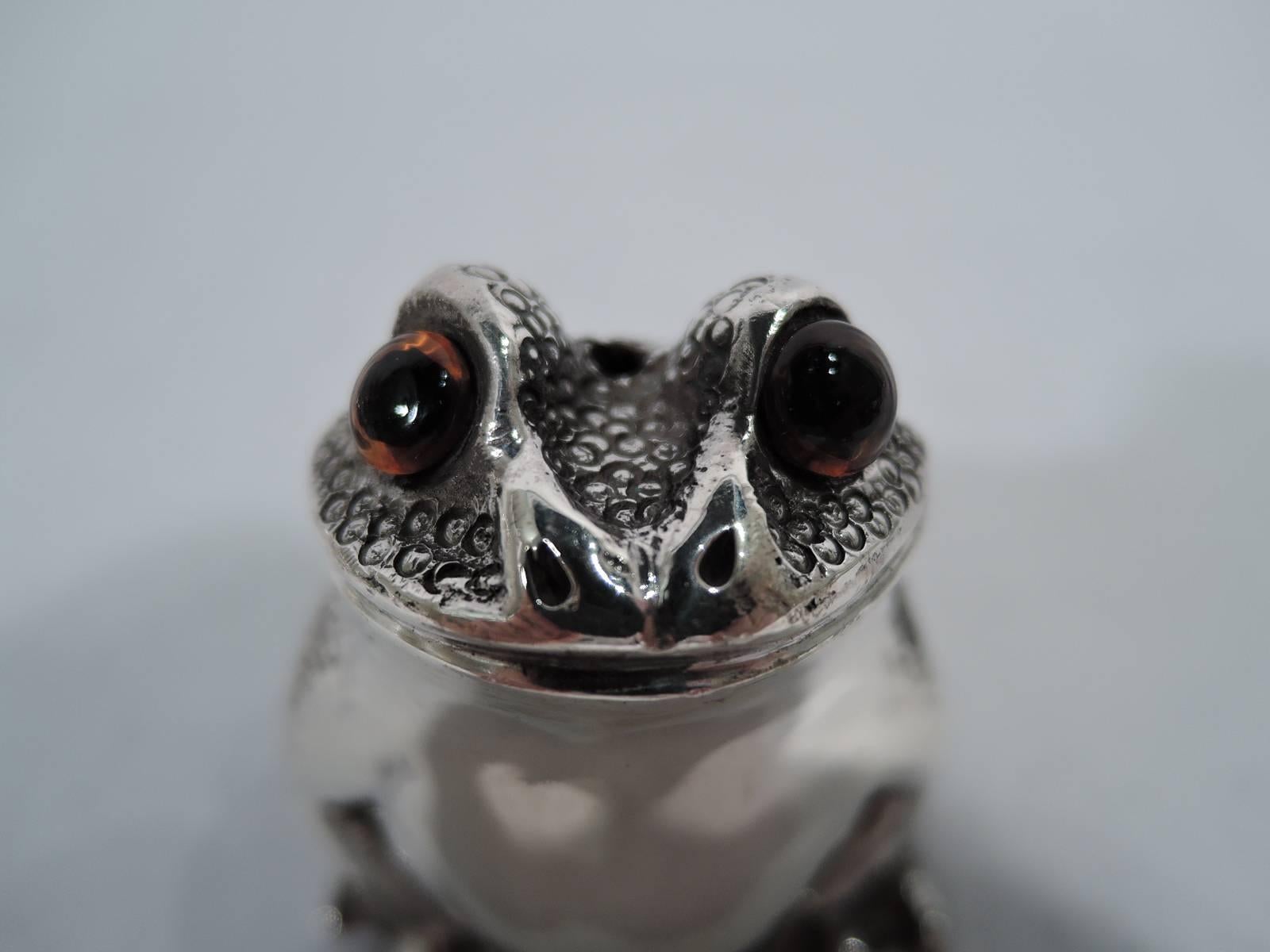 Modern Pair of English Sterling Silver Novelty Frog Salt and Pepper Shakers
