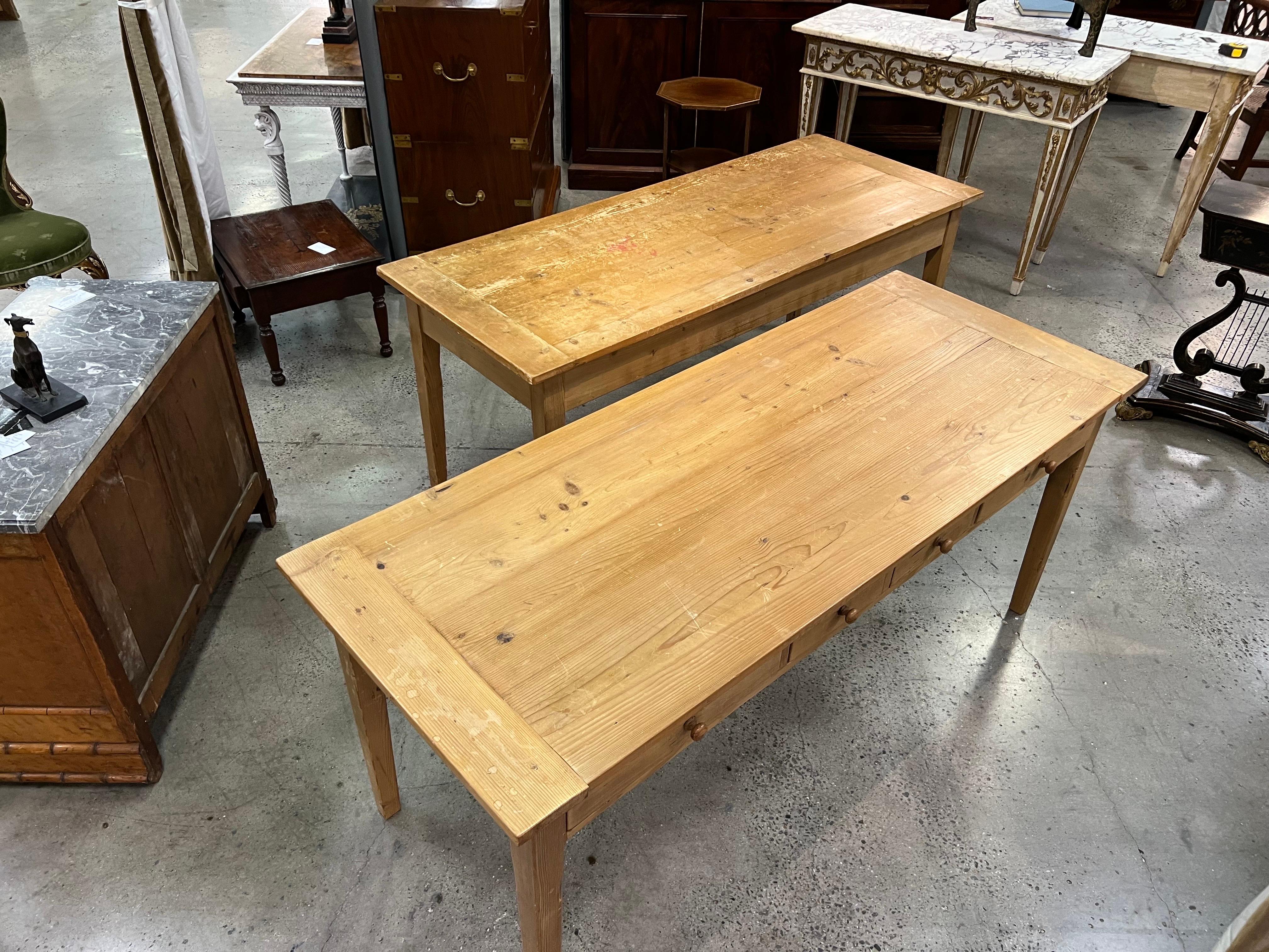 Paire de tables en pin strié avec tiroirs, datant de la fin du XIXe siècle. Vendu individuellement ou par paire.
