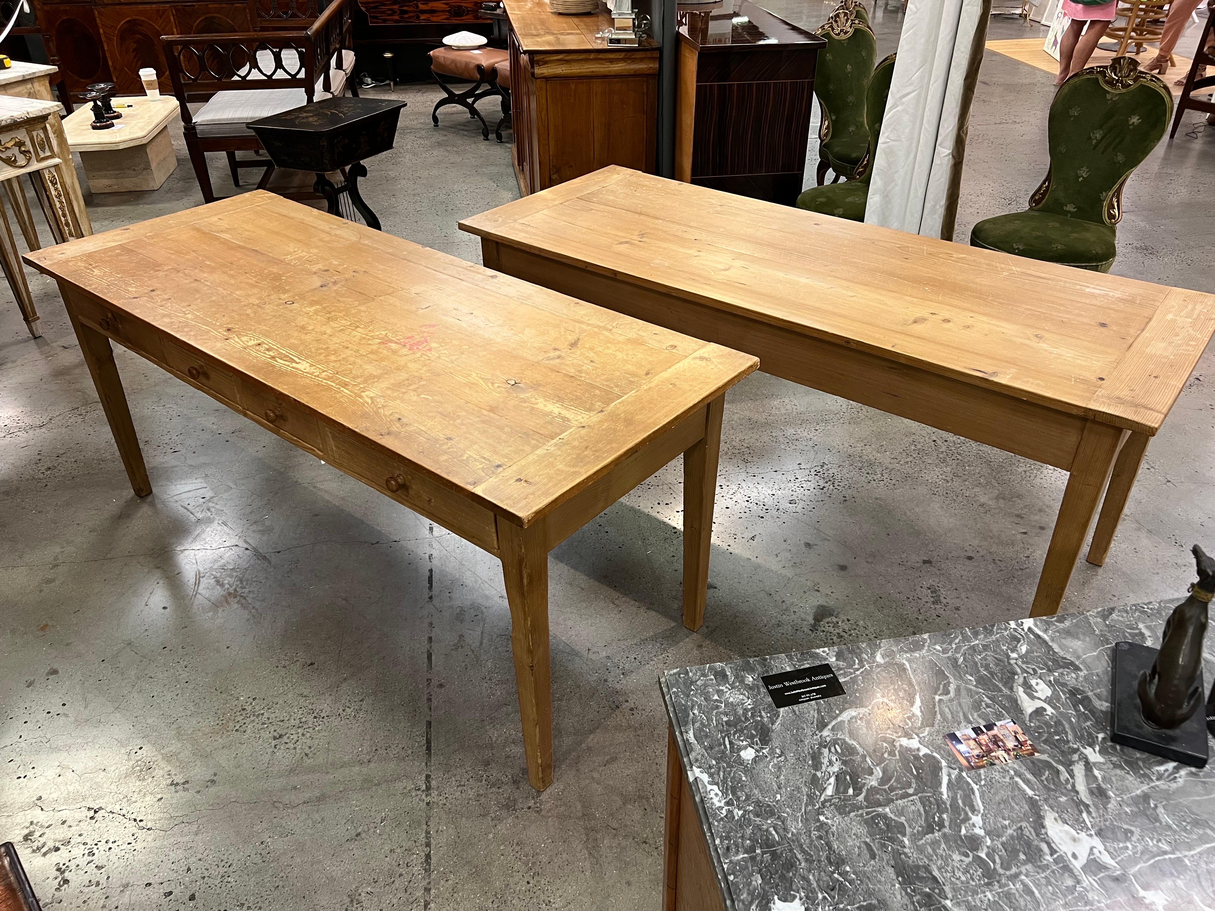 XIXe siècle Paire de tables anglaises en pin rayé « vendues individuellement » en vente