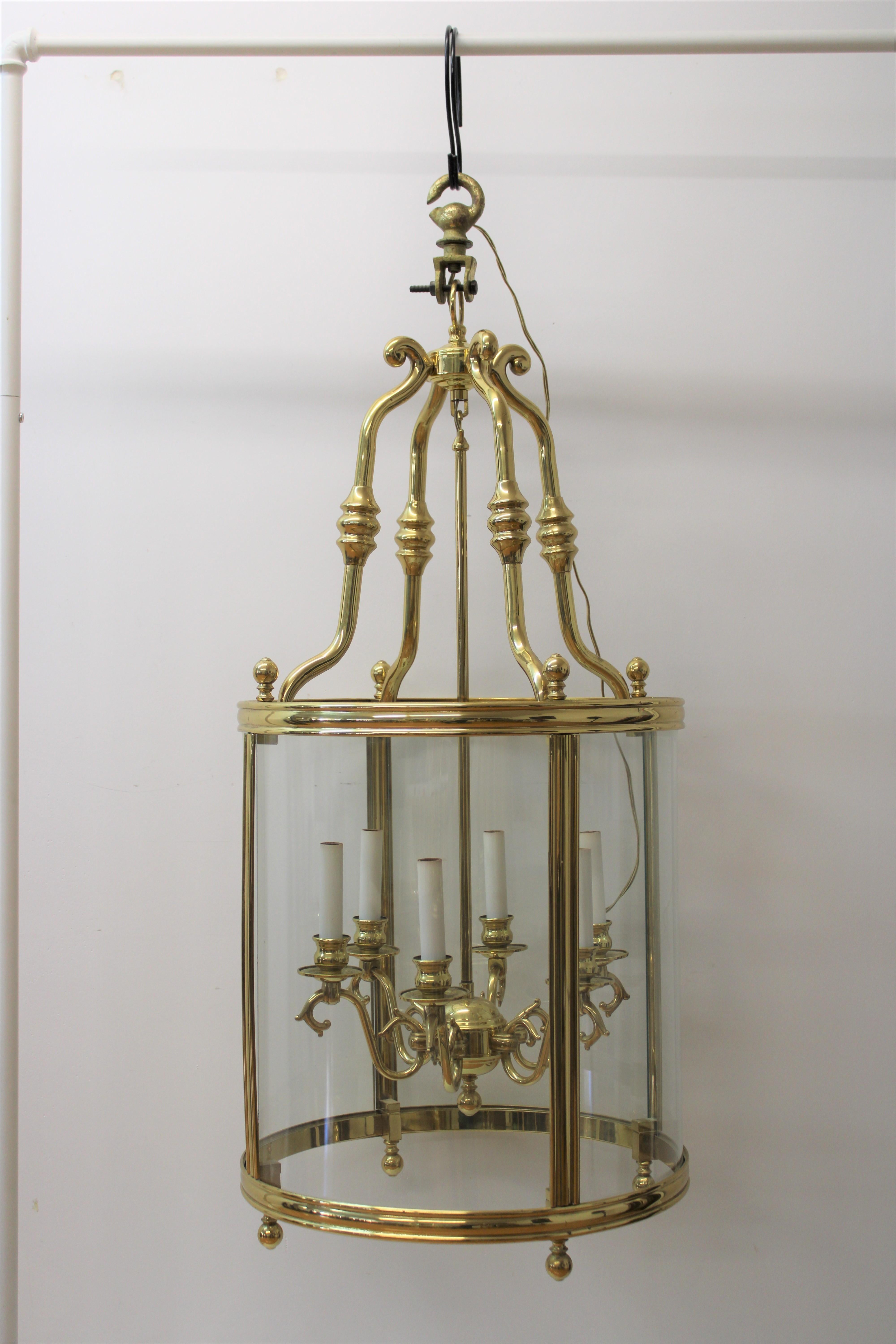 C. 20trh Century

Pair of English style brass & glass hanging lanterns, each lantern has 6 candle lights.