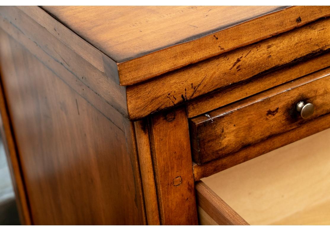 Paar Kommoden im englischen Stil von Century Furniture im Zustand „Relativ gut“ im Angebot in Bridgeport, CT