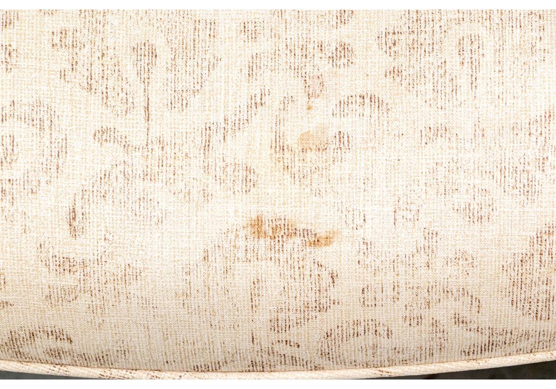 Chaises d'appoint élégantes avec dossier haut et assise confortable de forme complémentaire. Elle repose sur des pieds avant carrés effilés et des pieds arrière carrés effilés et évasés, avec des brancards en H. Tapissé d'un tissu imprimé floral