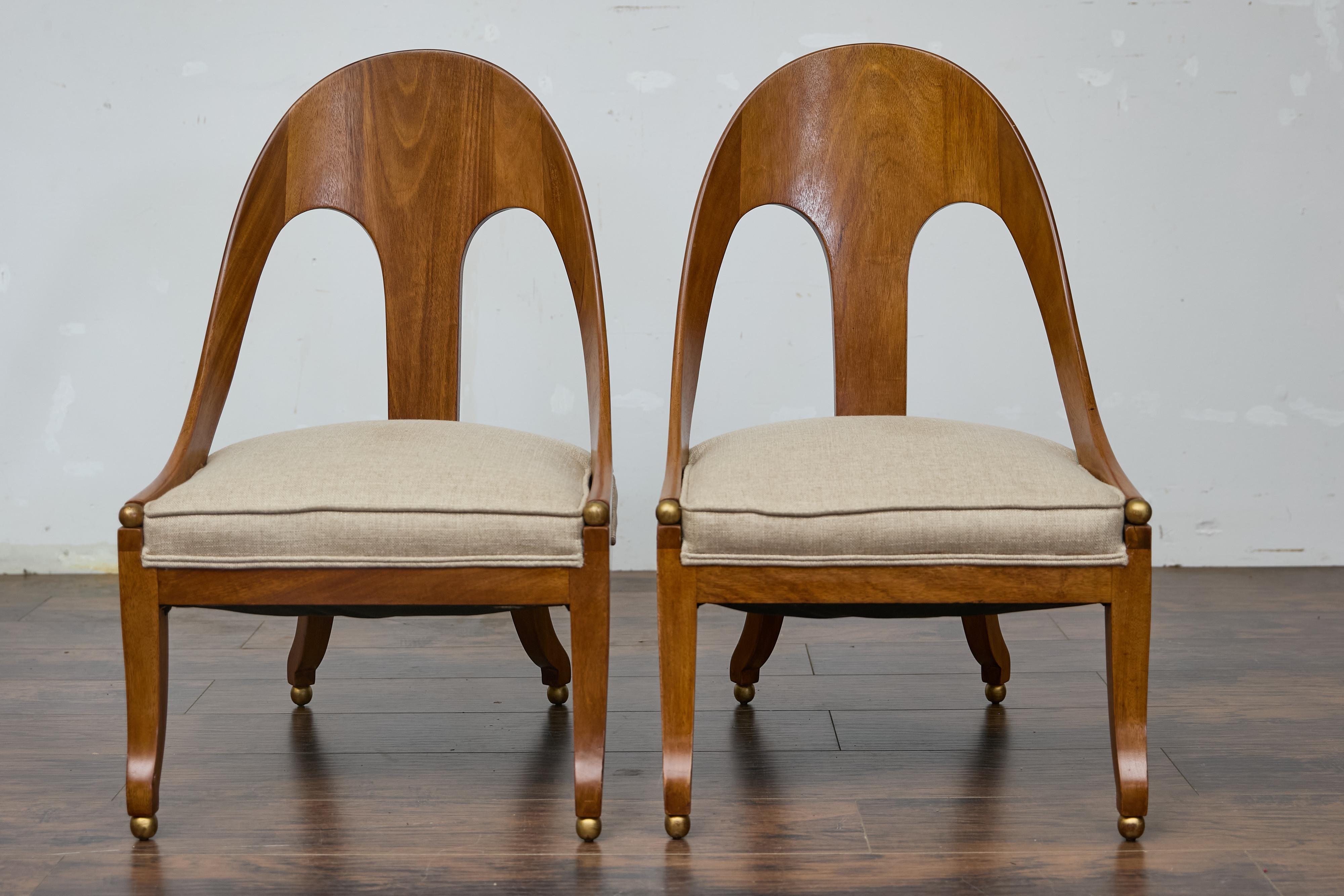 Paire de chaises à dossier en cuillère de style anglais, datant d'environ 1920, avec des sièges bas et des pieds incurvés reposant sur de petites sphères dorées. Cette élégante paire de chaises à dossier cuillère de style anglais, datant d'environ